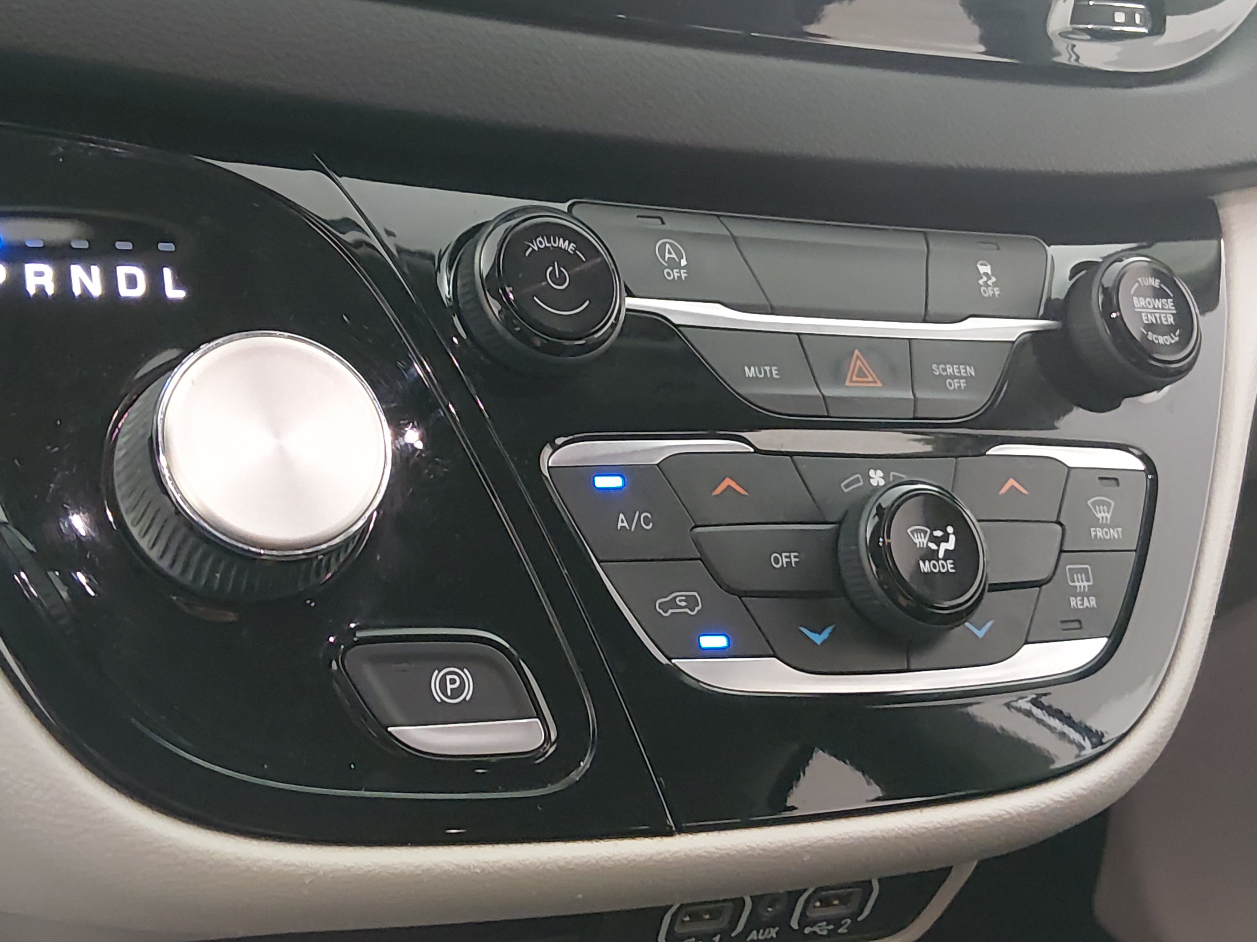 2022 Chrysler Voyager LX - Photo 19