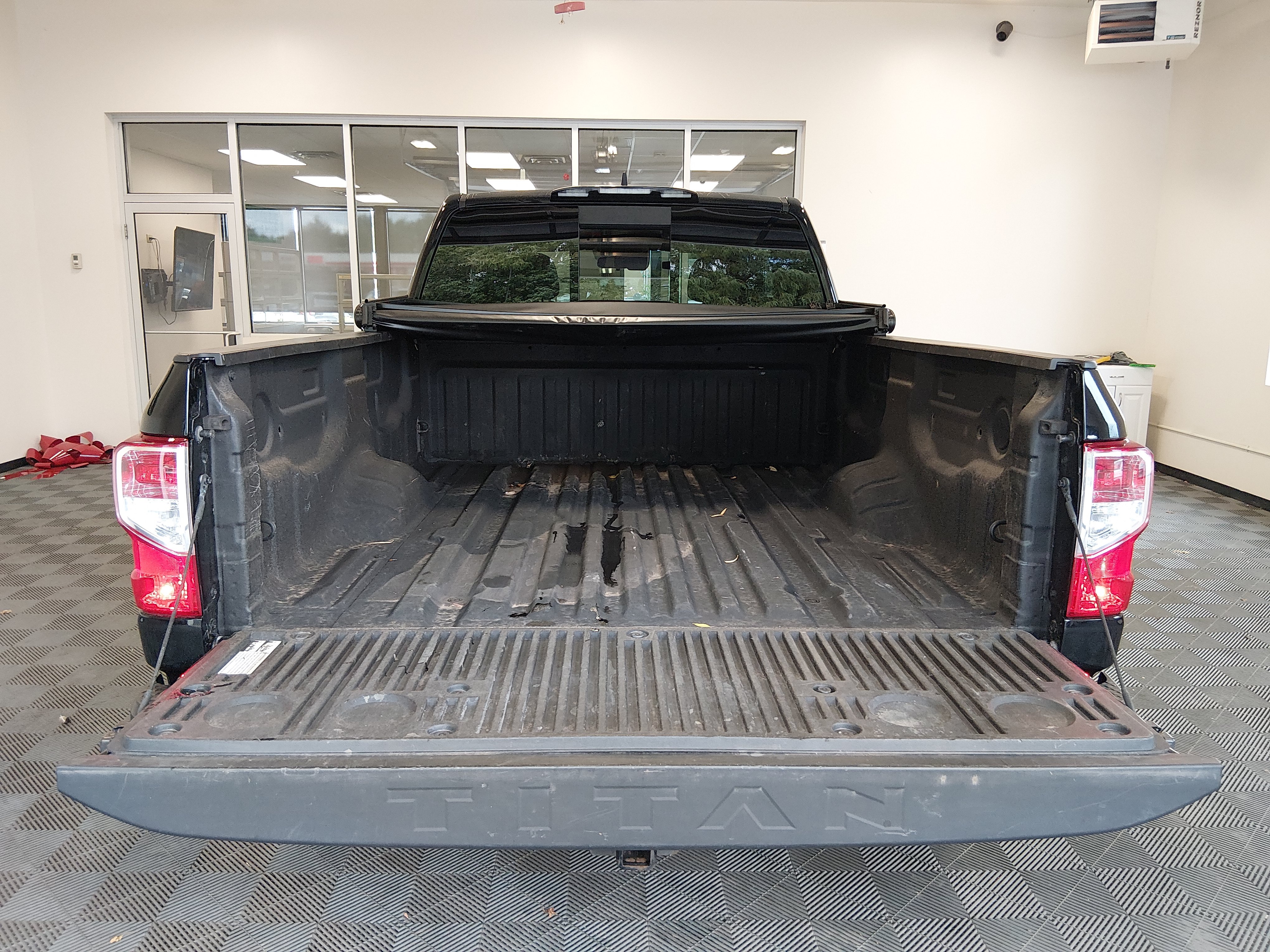2022 Nissan Titan S - Photo 11