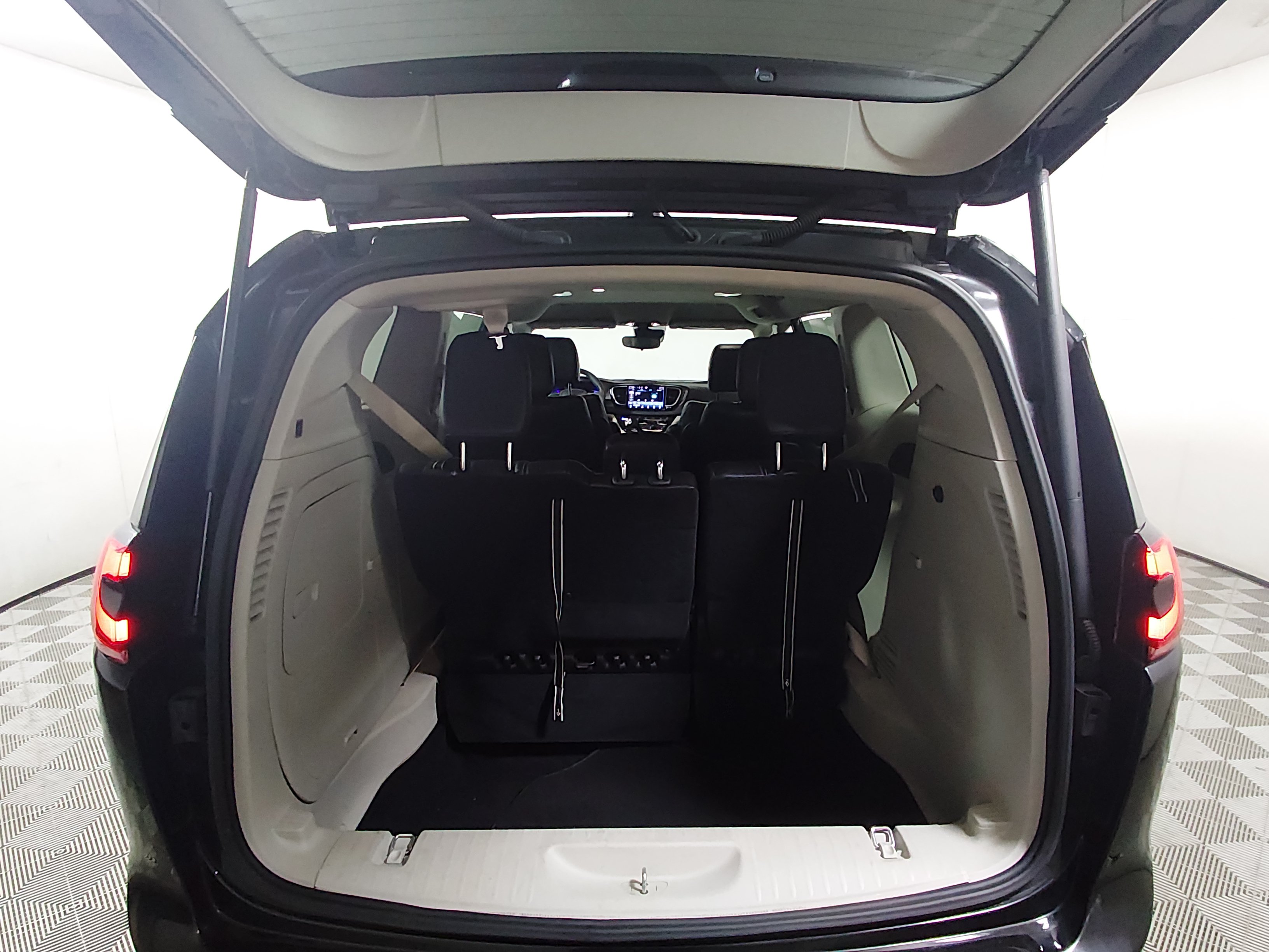 2023 Chrysler Pacifica Hybrid Touring L - Photo 11