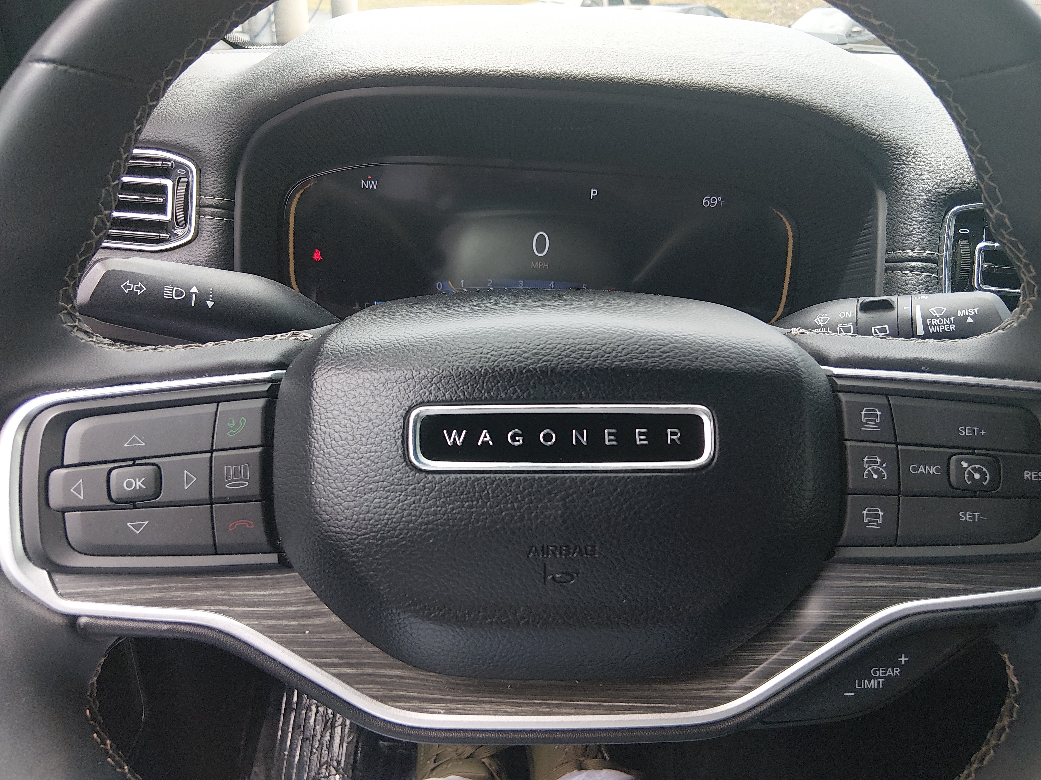 2023 Jeep Wagoneer L Series III - Photo 12