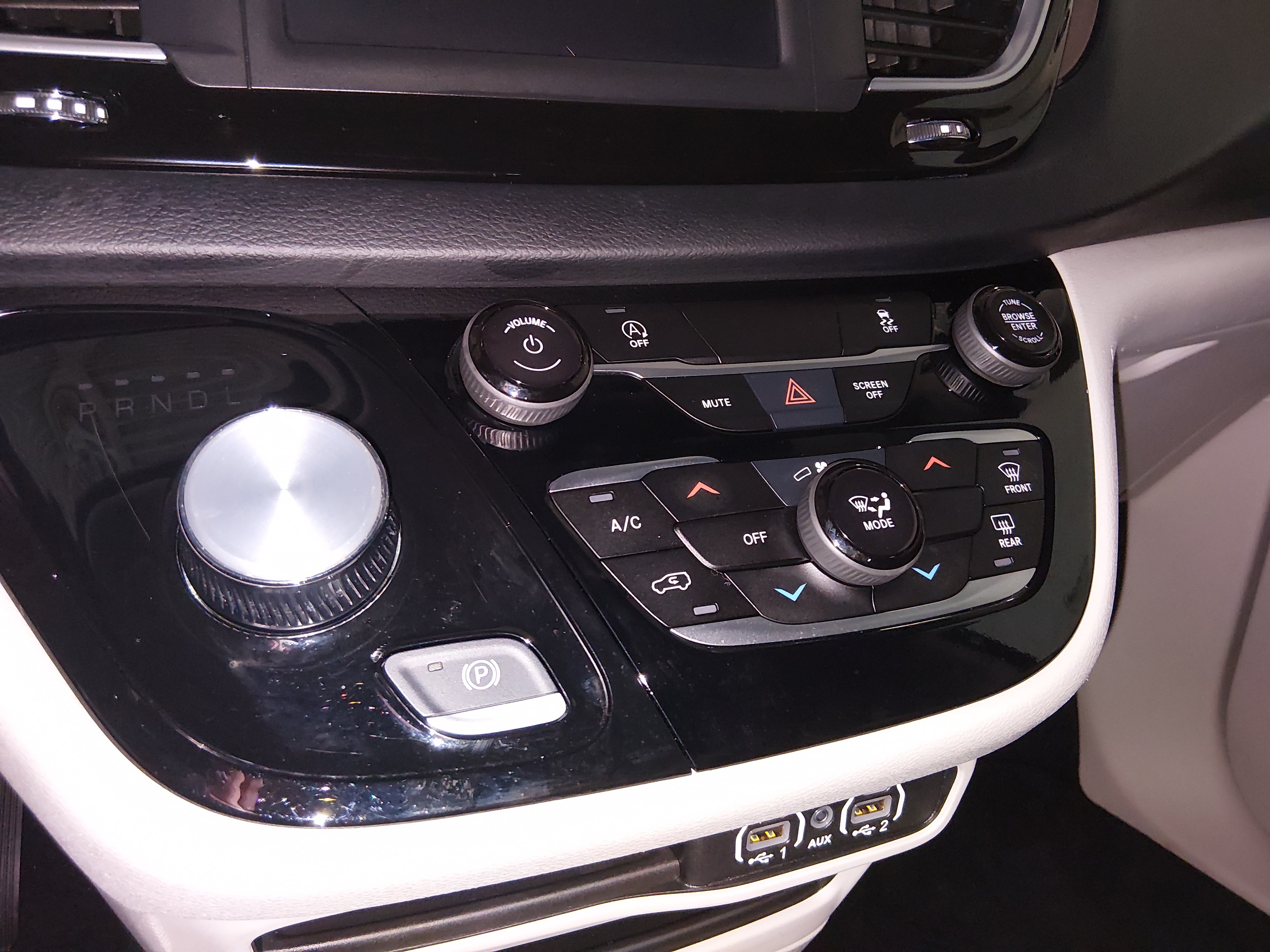 2024 Chrysler Voyager LX - Photo 20