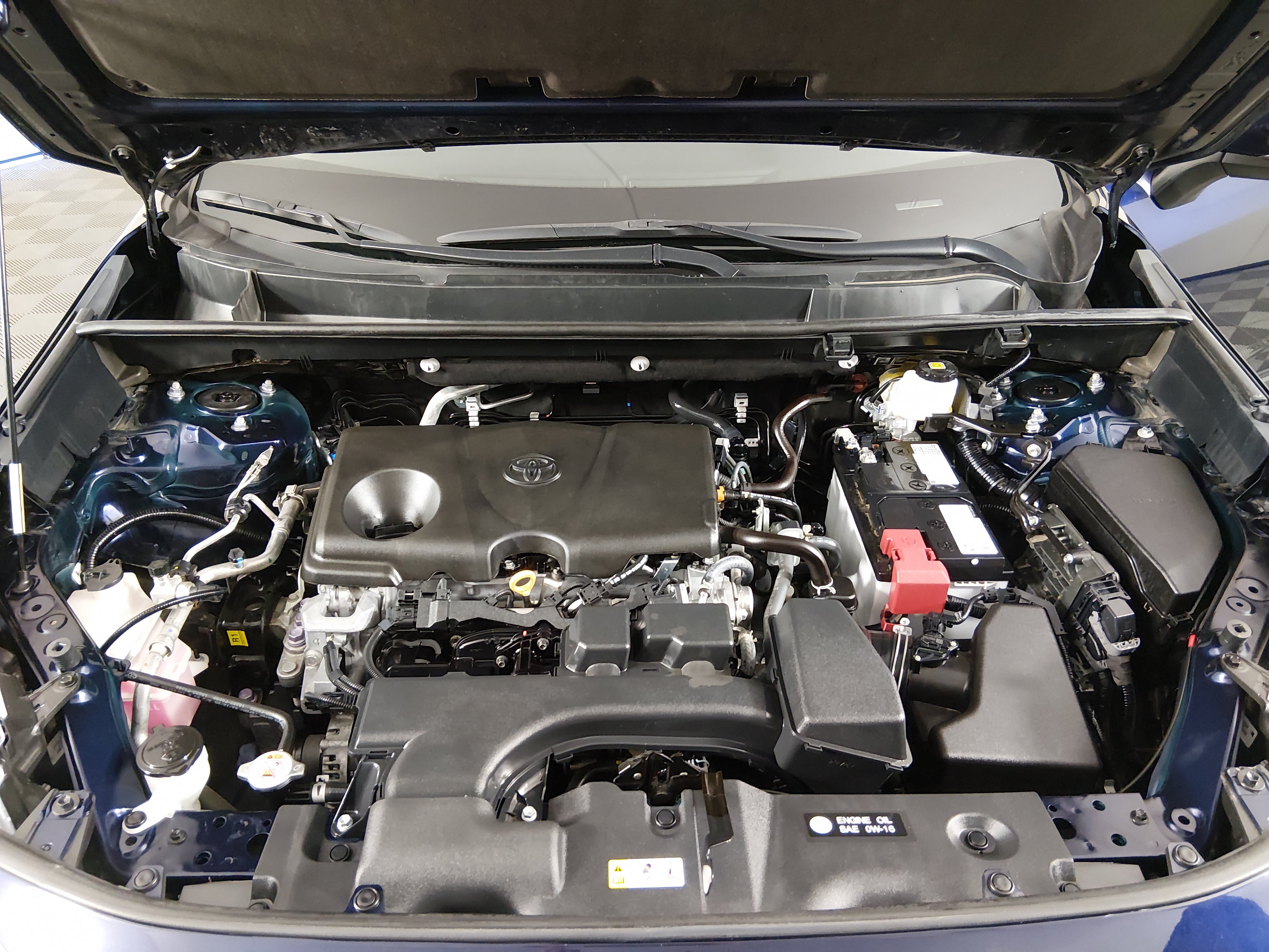 2025 Toyota RAV4 XLE - Photo 9