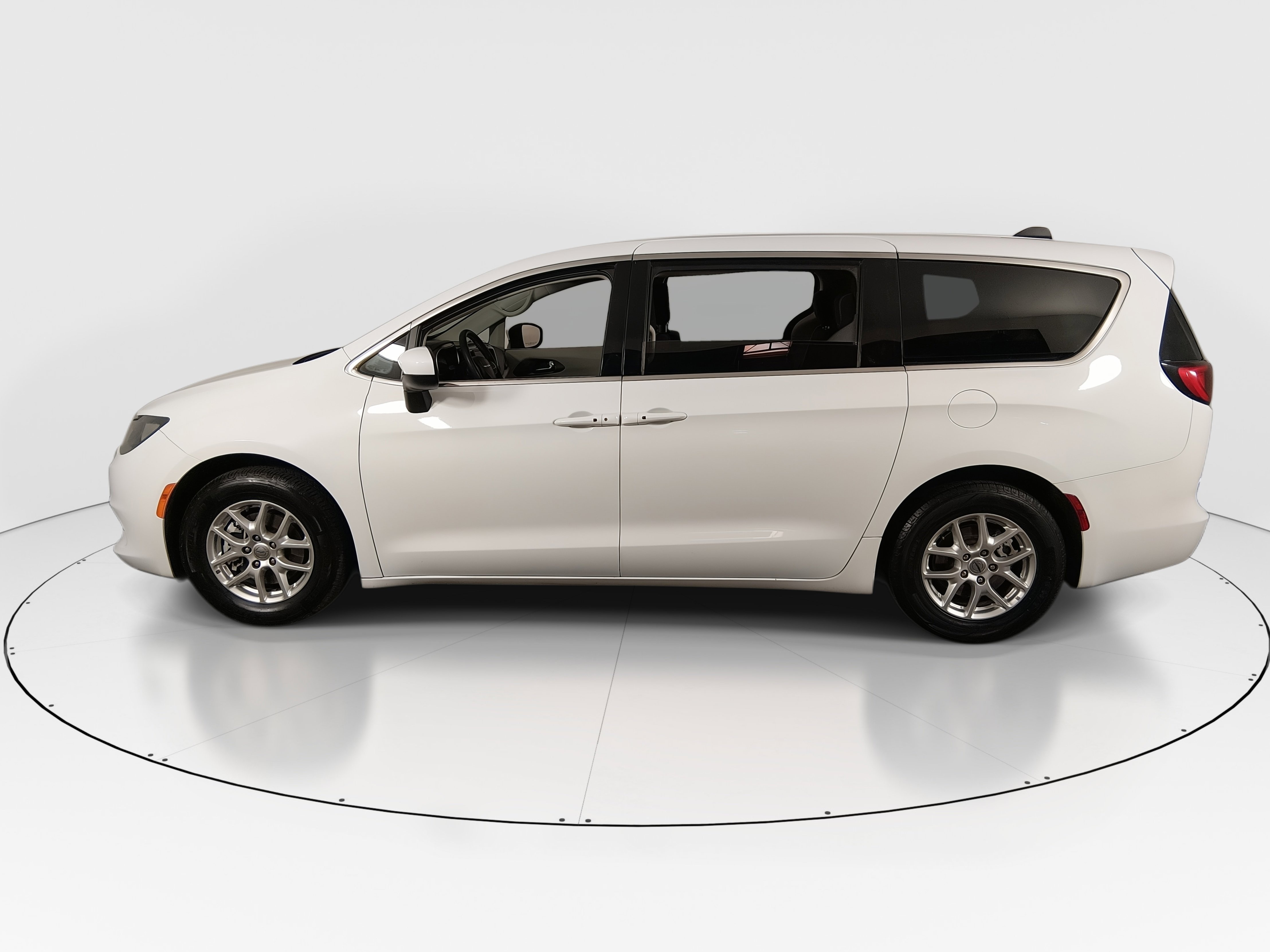 2022 Chrysler Voyager LX - Photo 4