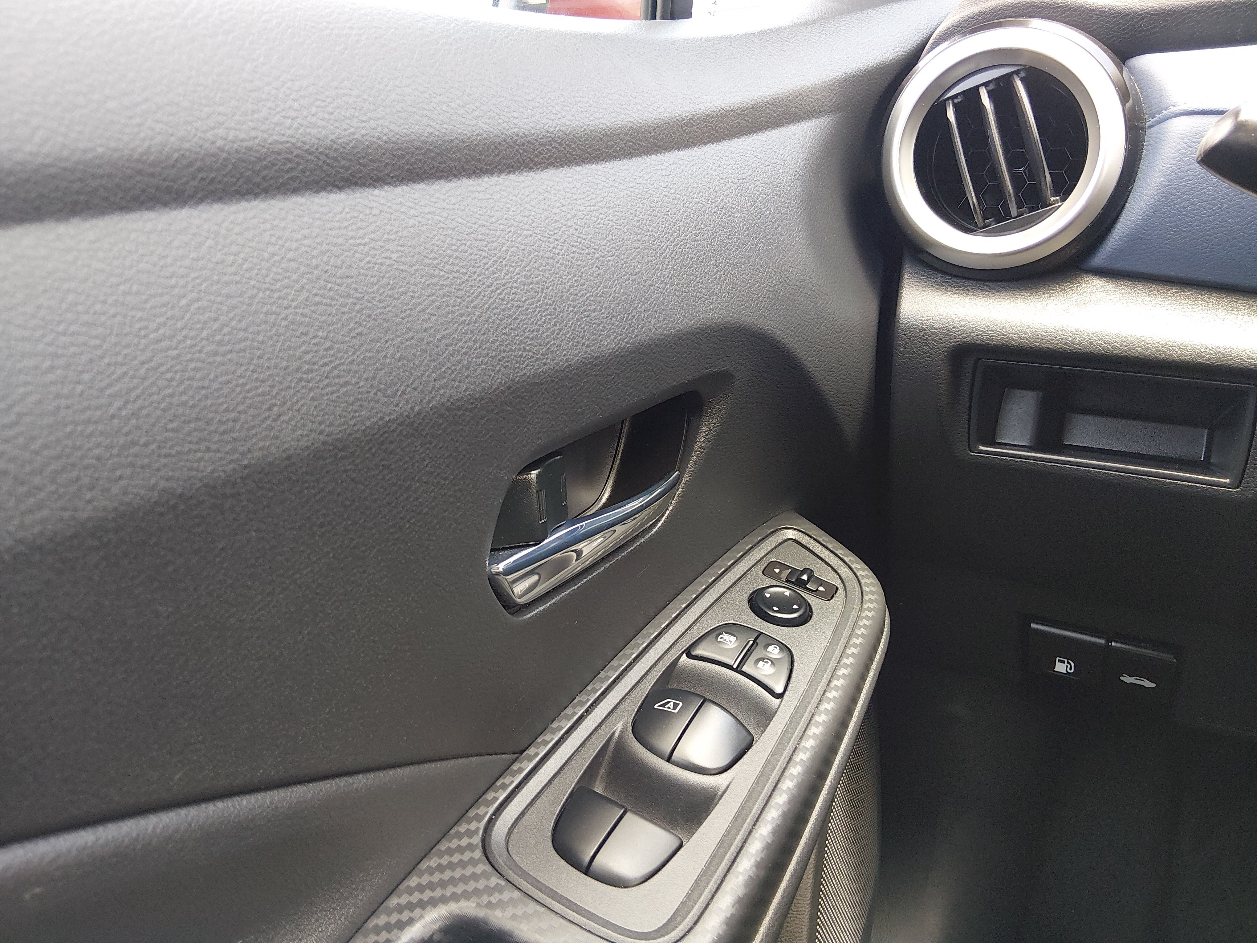 2025 Nissan Versa Sedan SV - Photo 13
