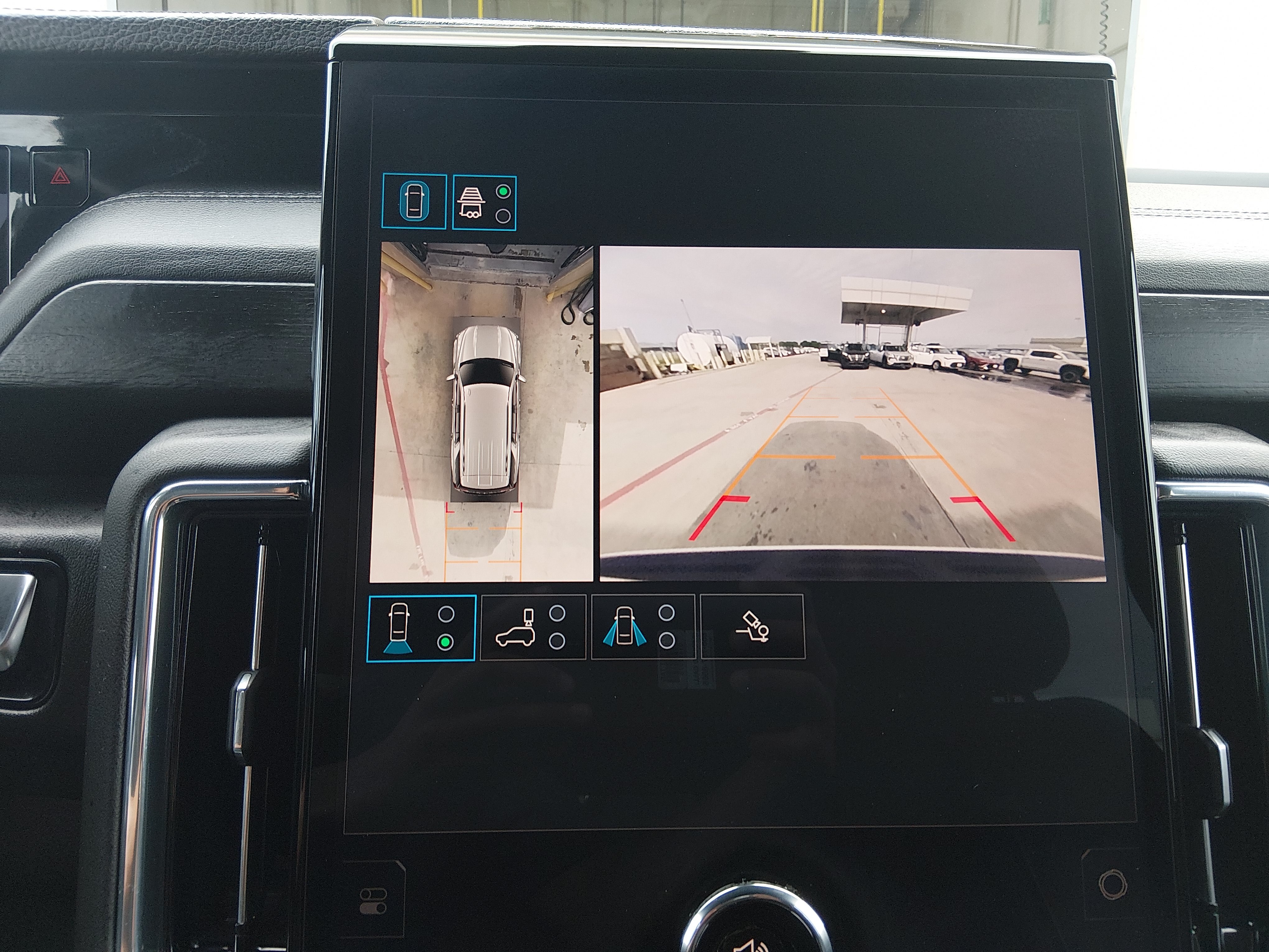 2025 GMC Yukon Denali - Photo 16