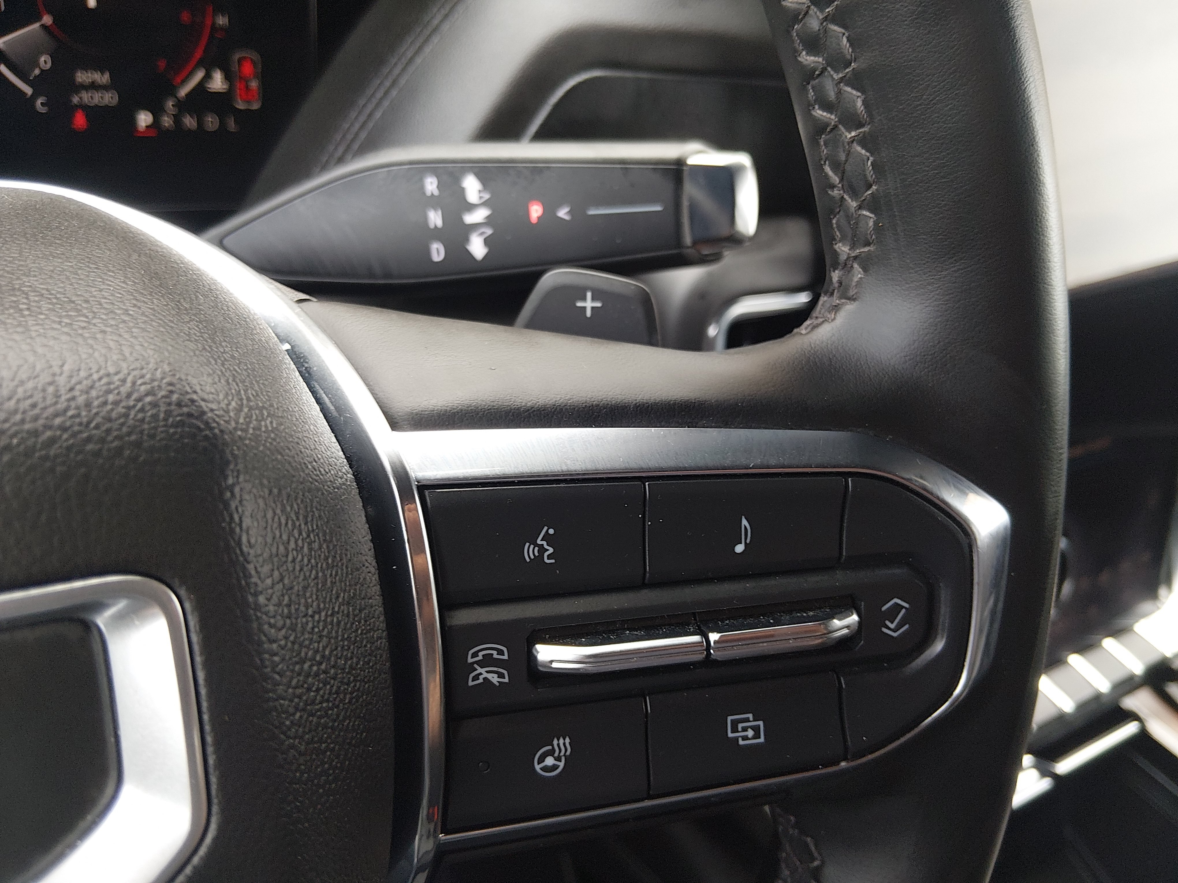 2025 GMC Yukon Denali - Photo 13