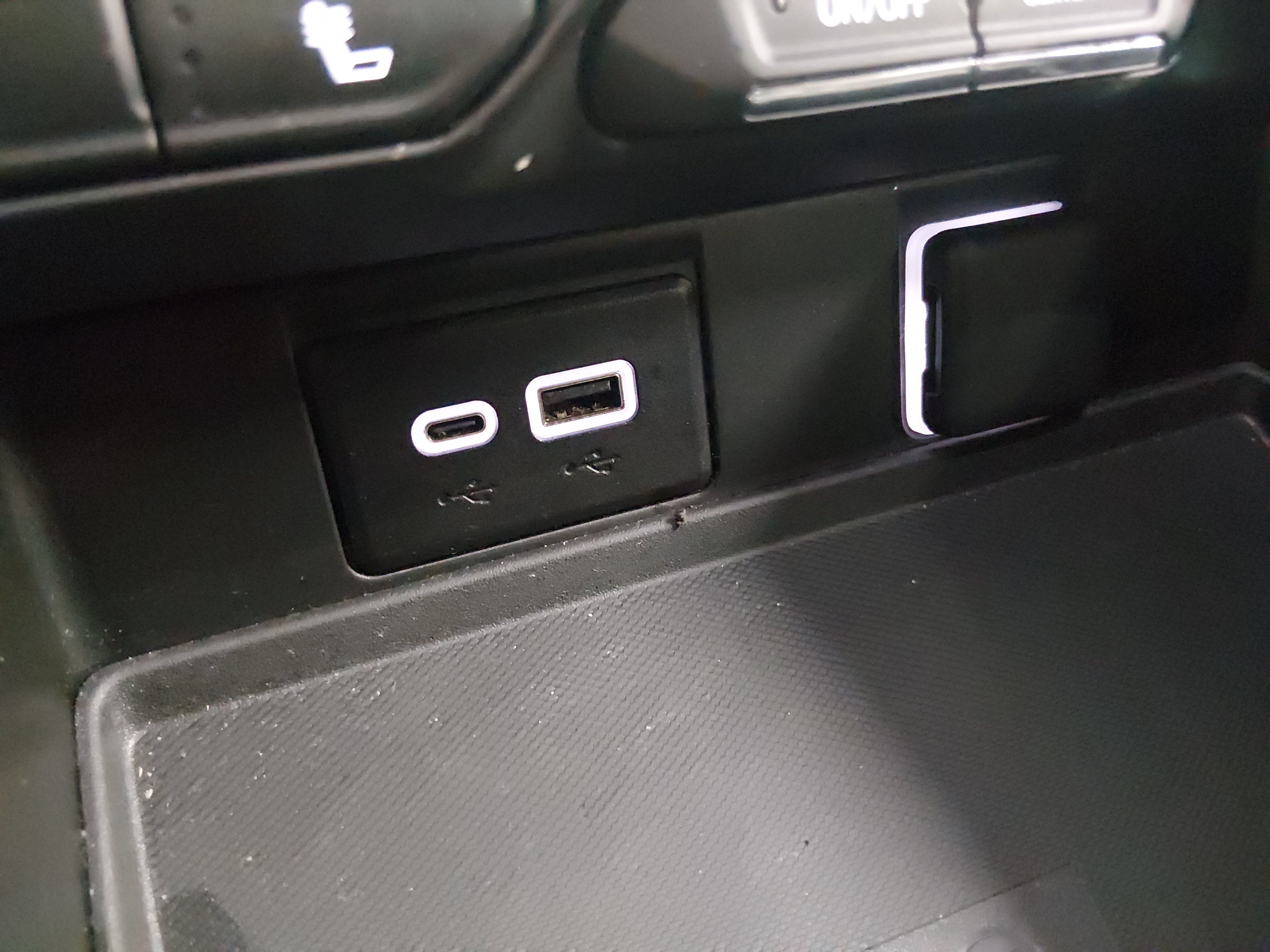 2024 Chevrolet Suburban LT - Photo 22
