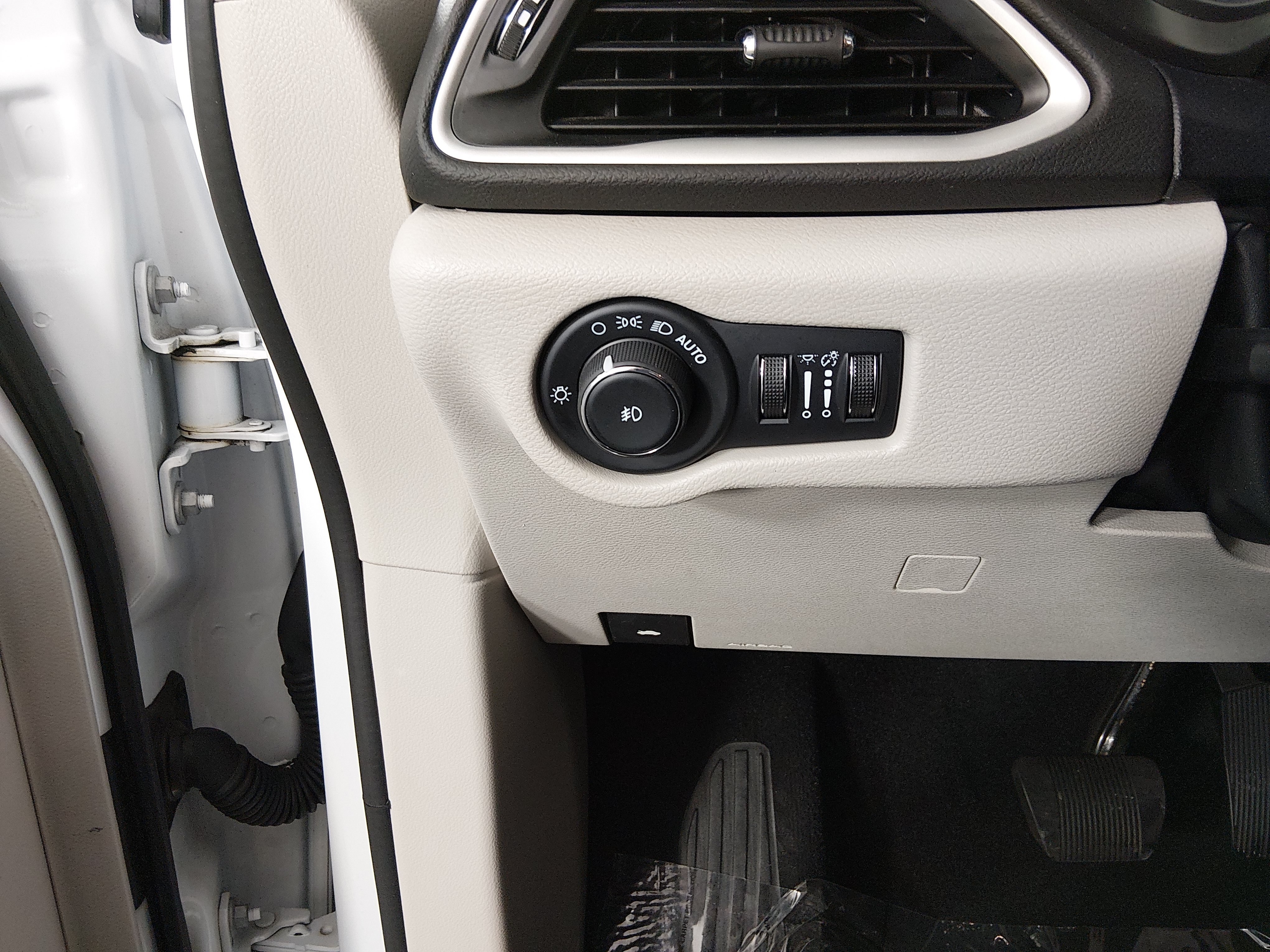 2024 Chrysler Pacifica Touring L - Photo 13