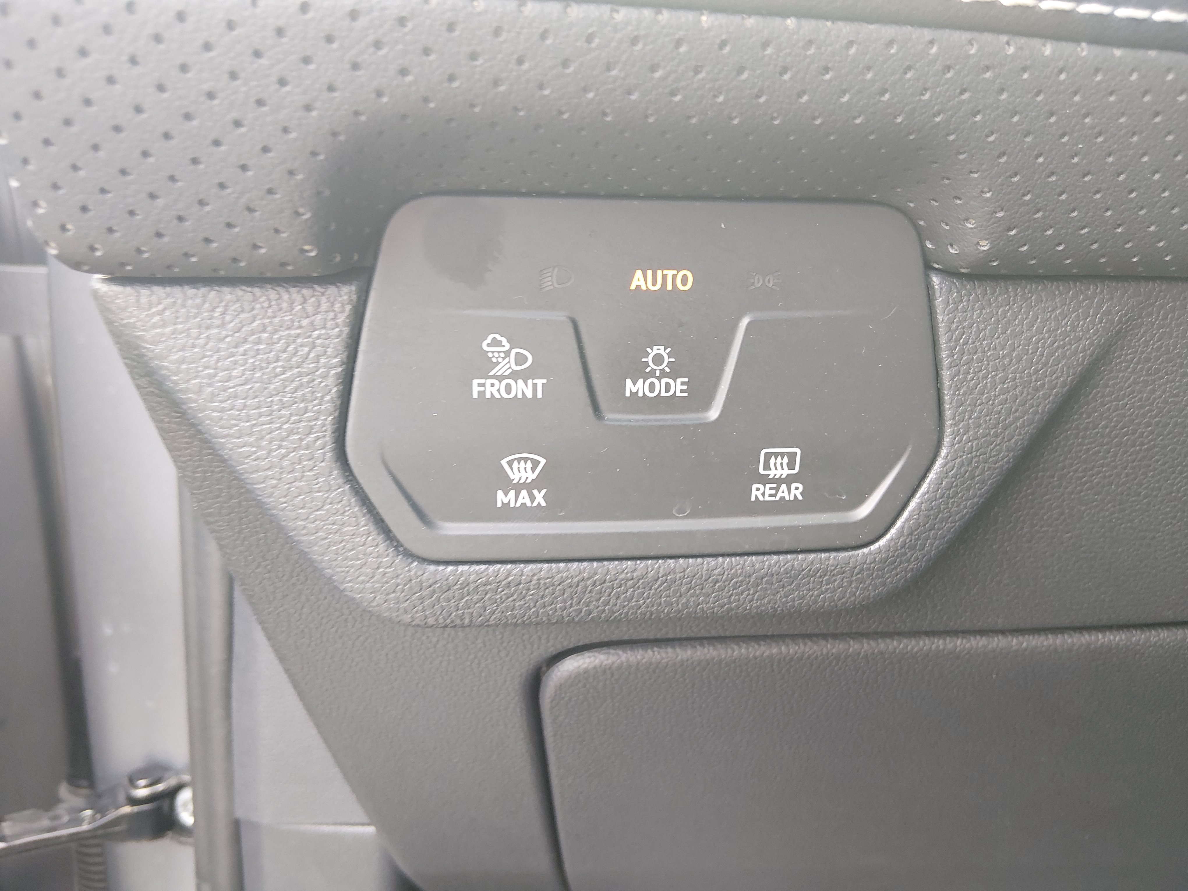 2024 Volkswagen Atlas SE w/Tech - Photo 13