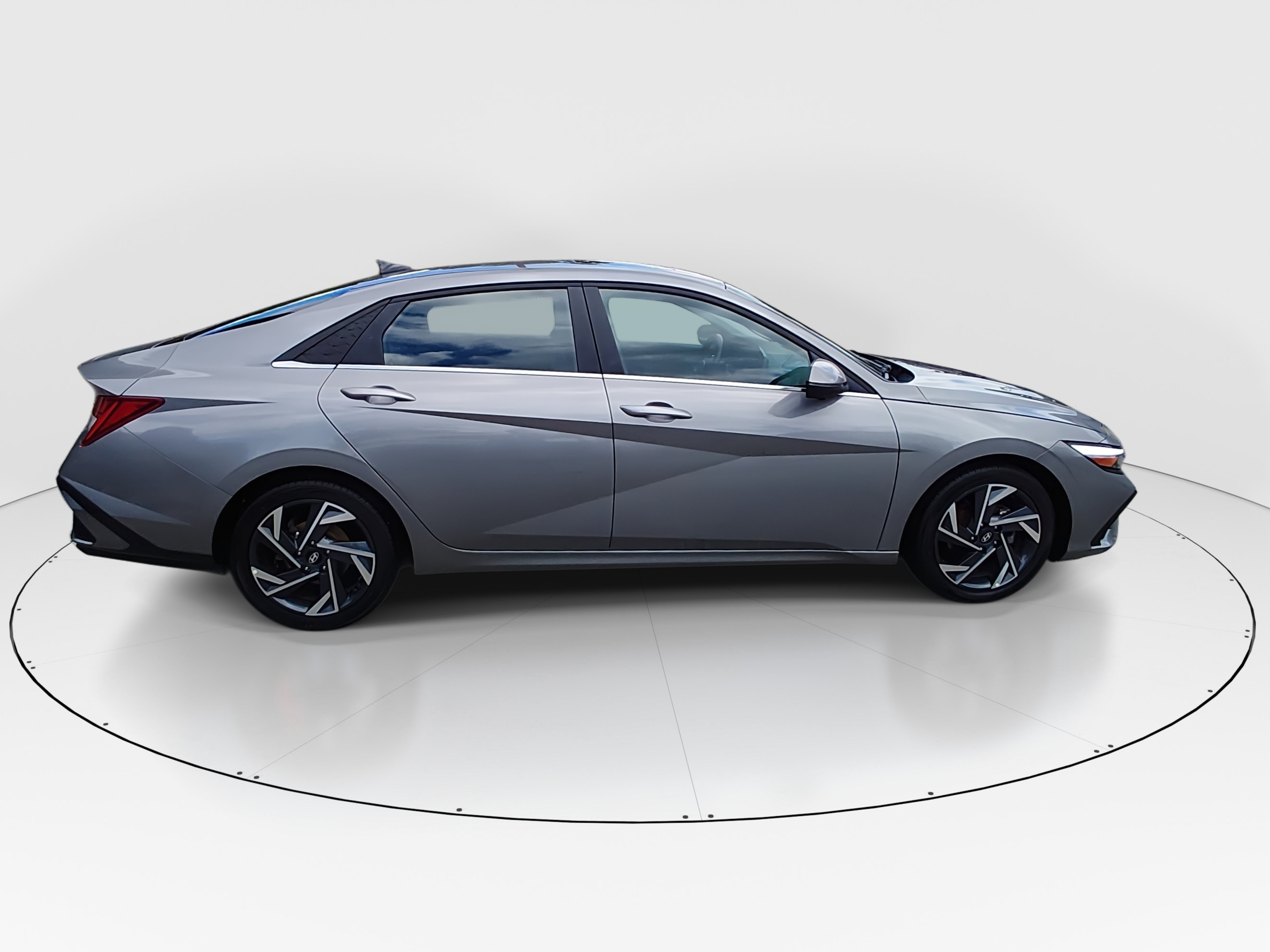 2024 Hyundai Elantra Limited - Photo 8