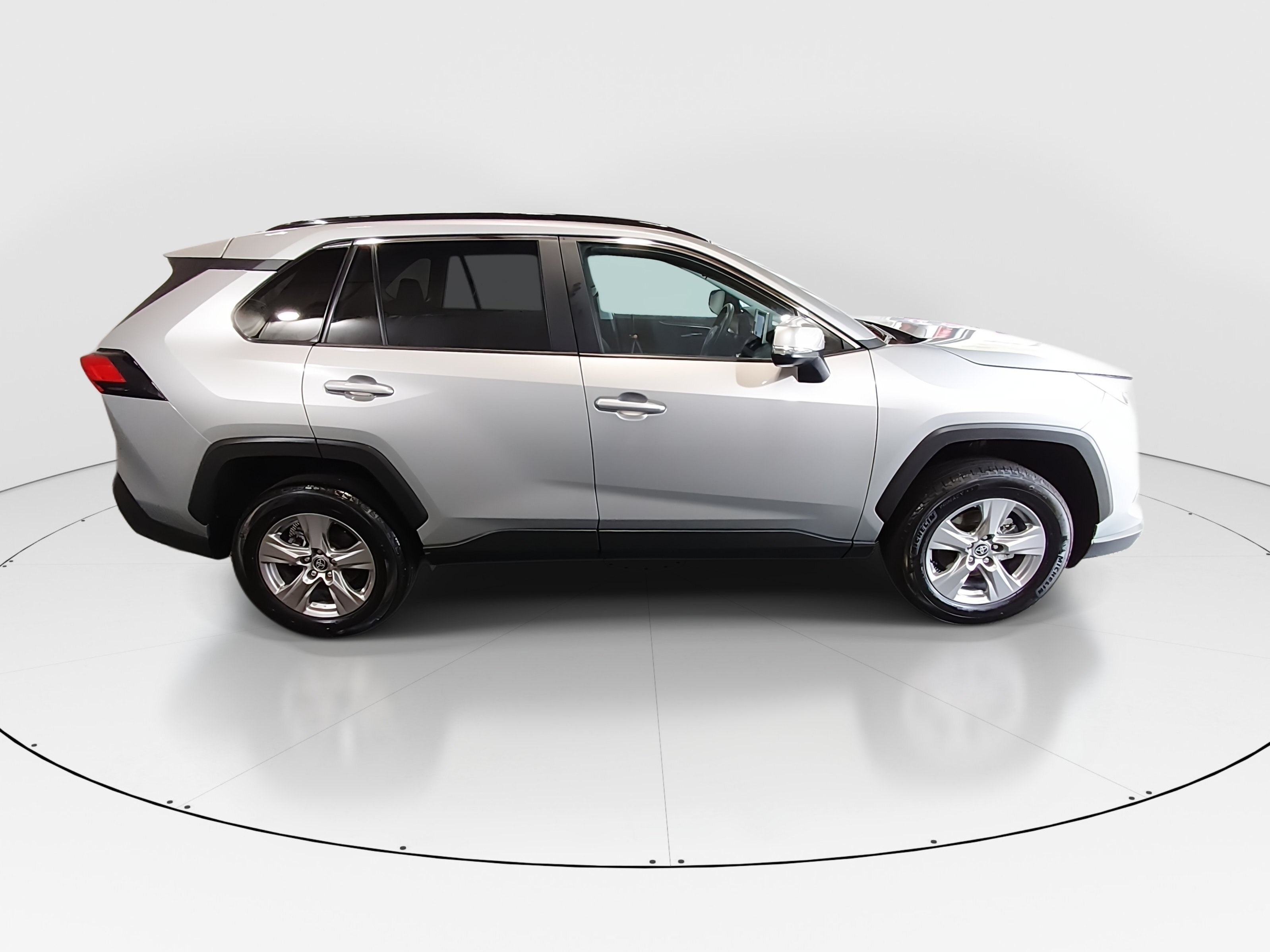 2025 Toyota RAV4 XLE - Photo 8