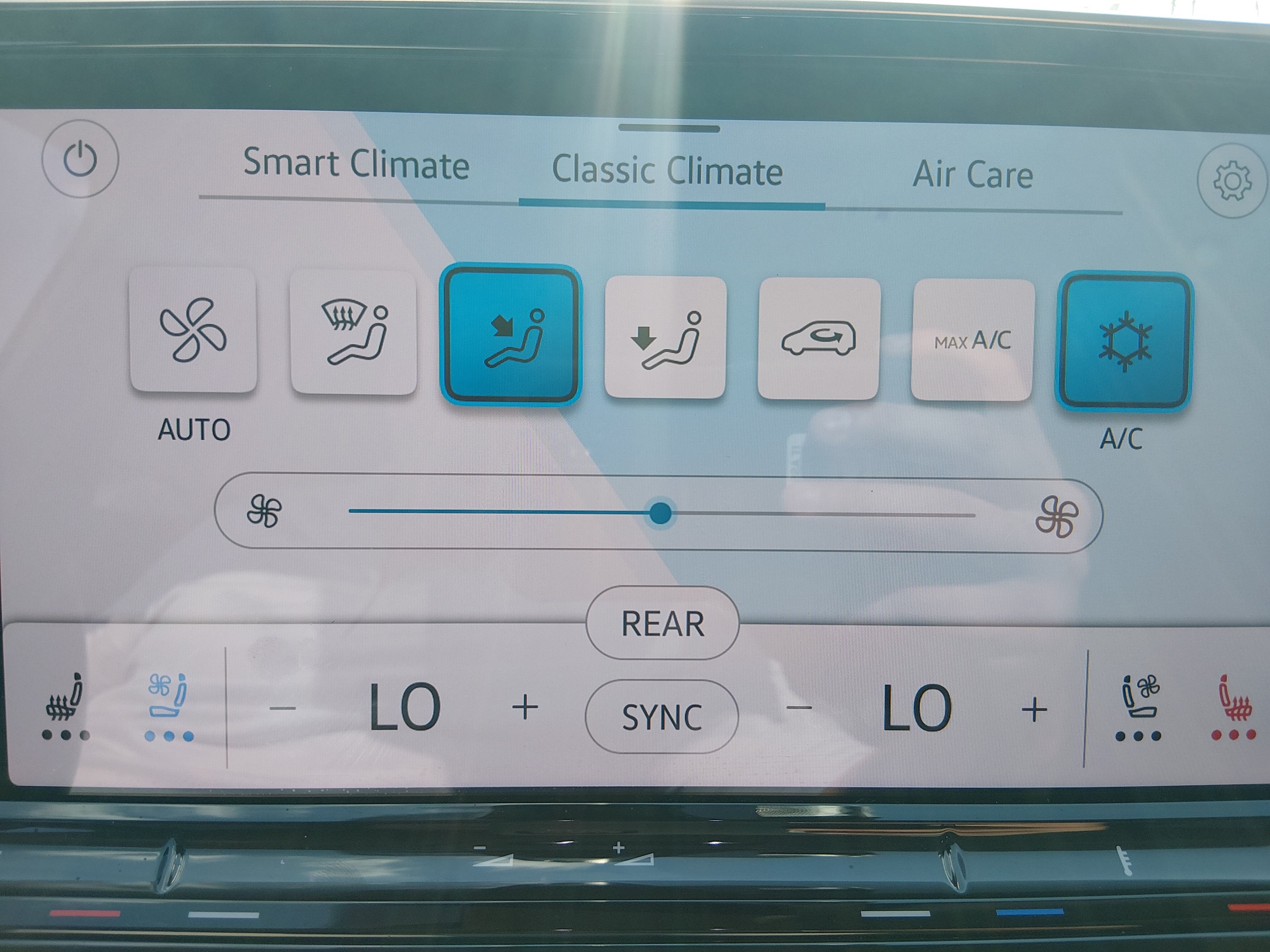 2024 Volkswagen Atlas SE w/Tech - Photo 20