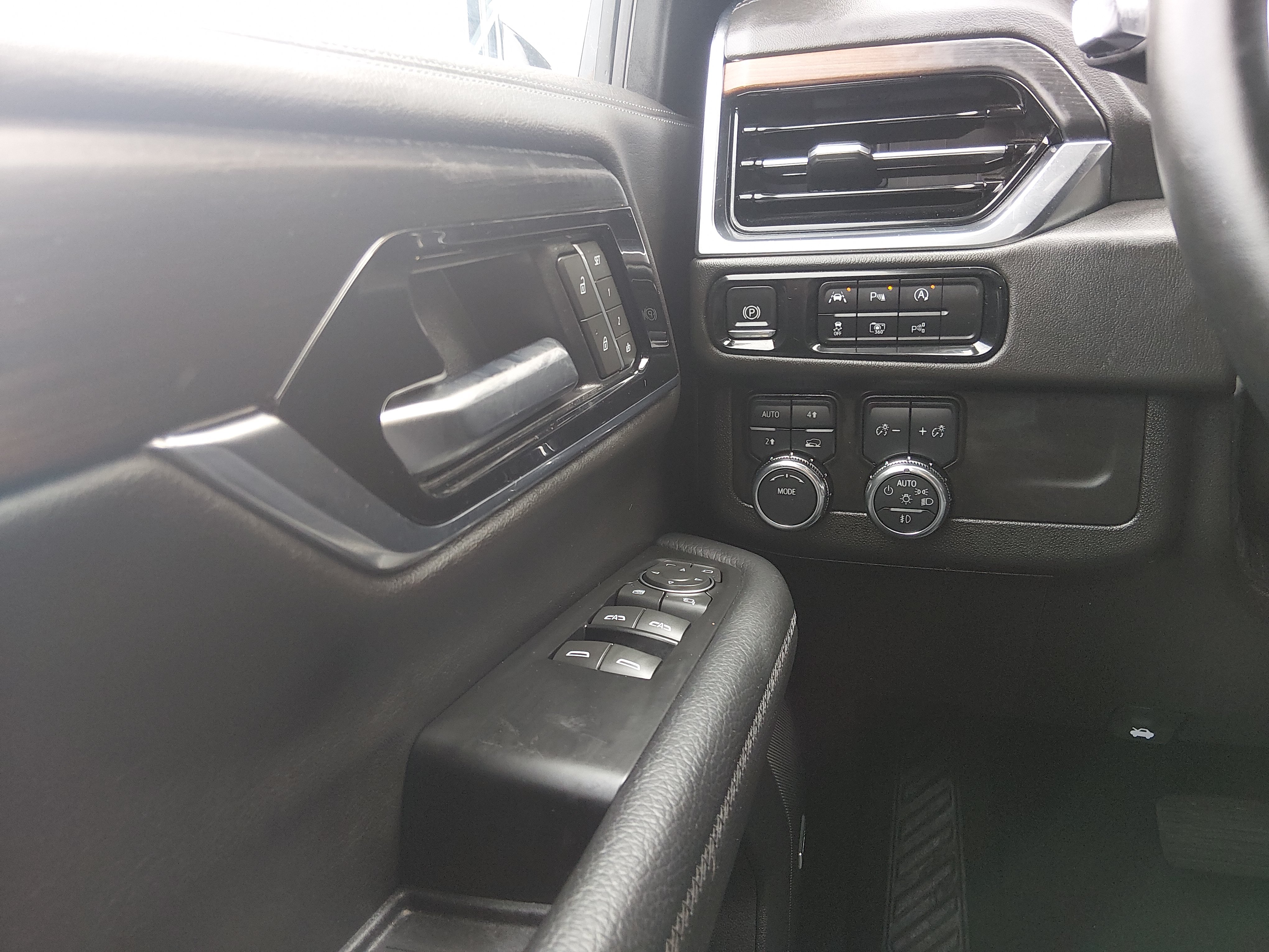 2025 GMC Yukon Denali - Photo 21