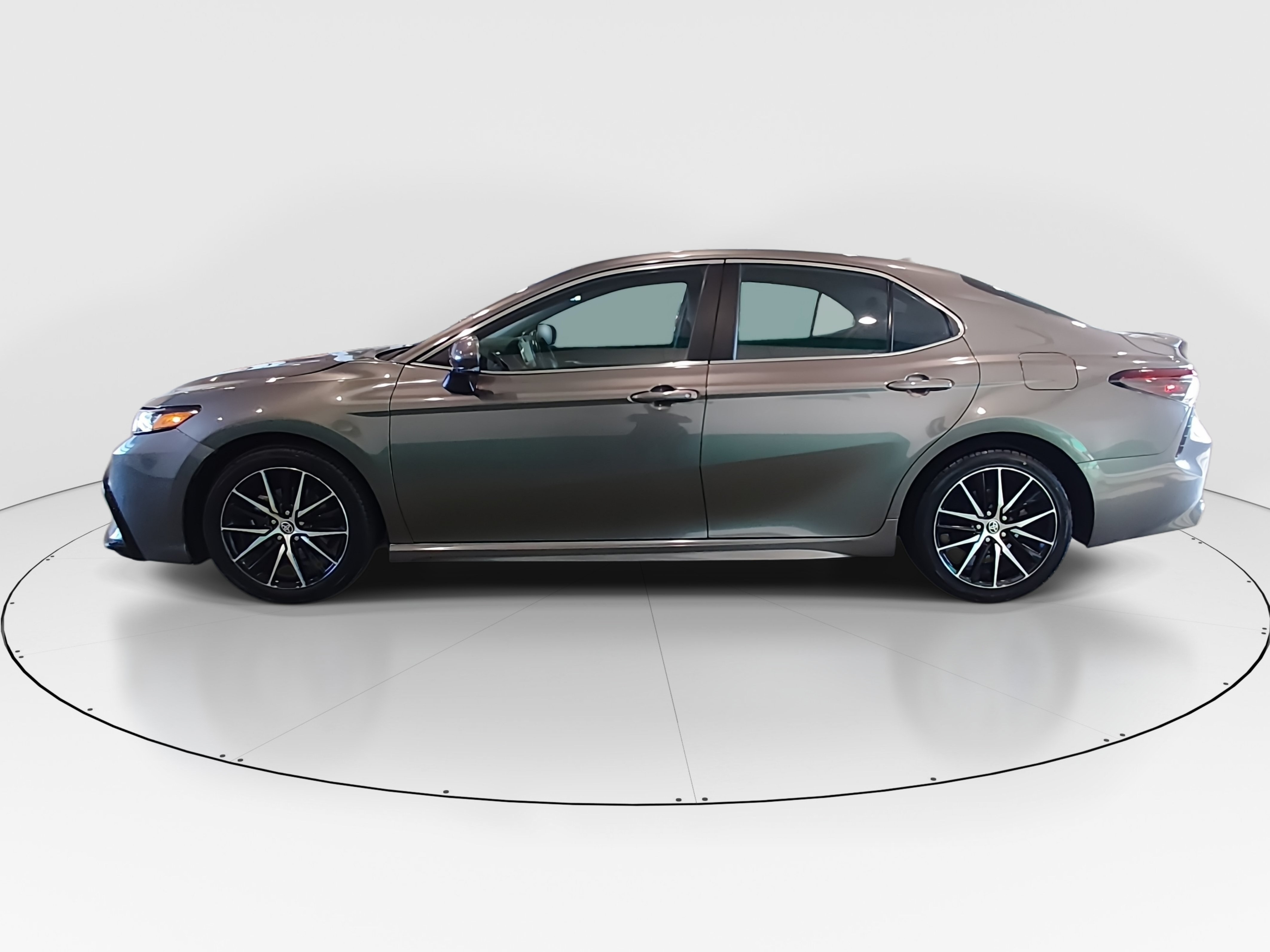 2024 Toyota Camry SE - Photo 4