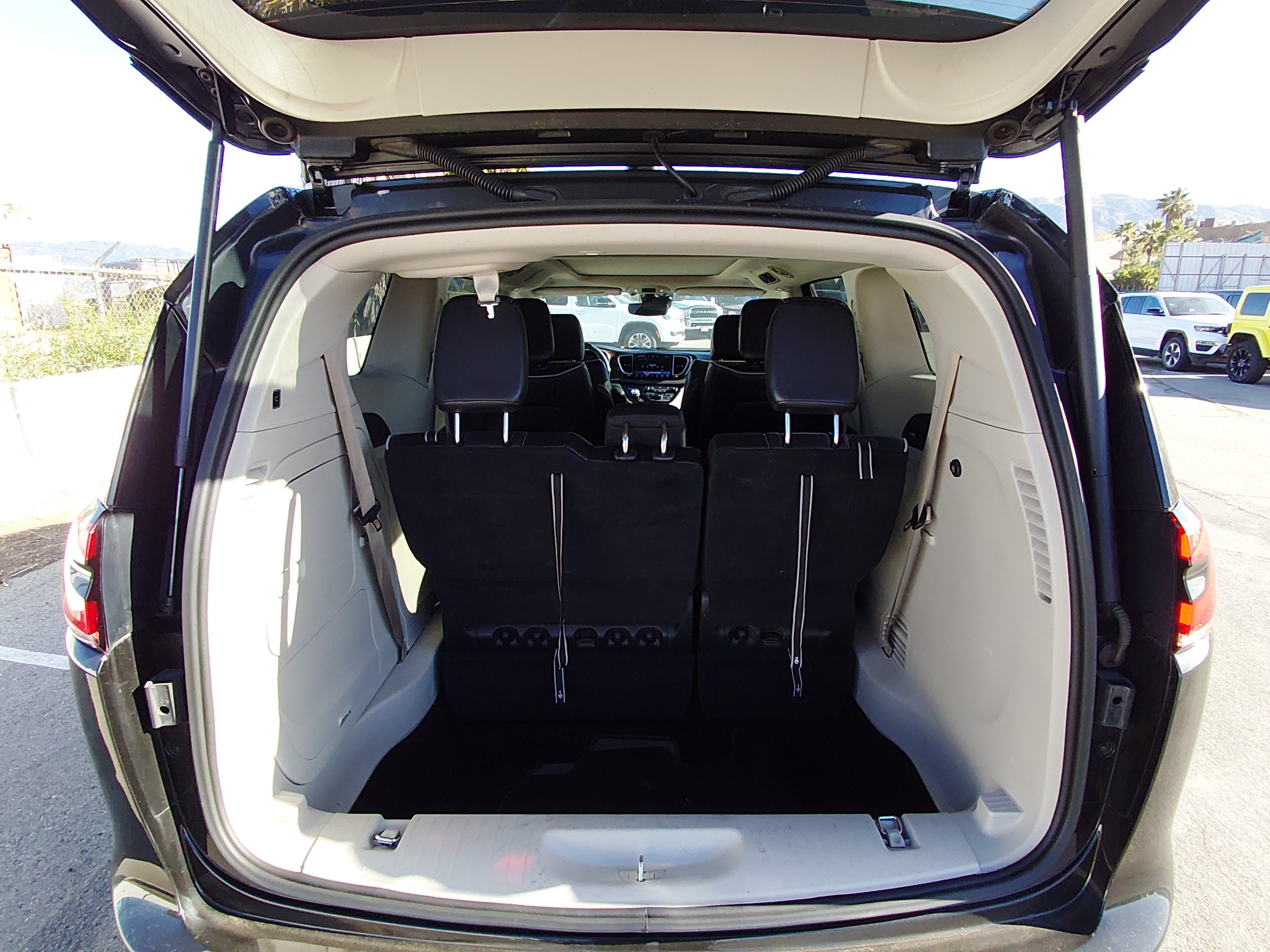2023 Chrysler Pacifica Hybrid Limited - Photo 11