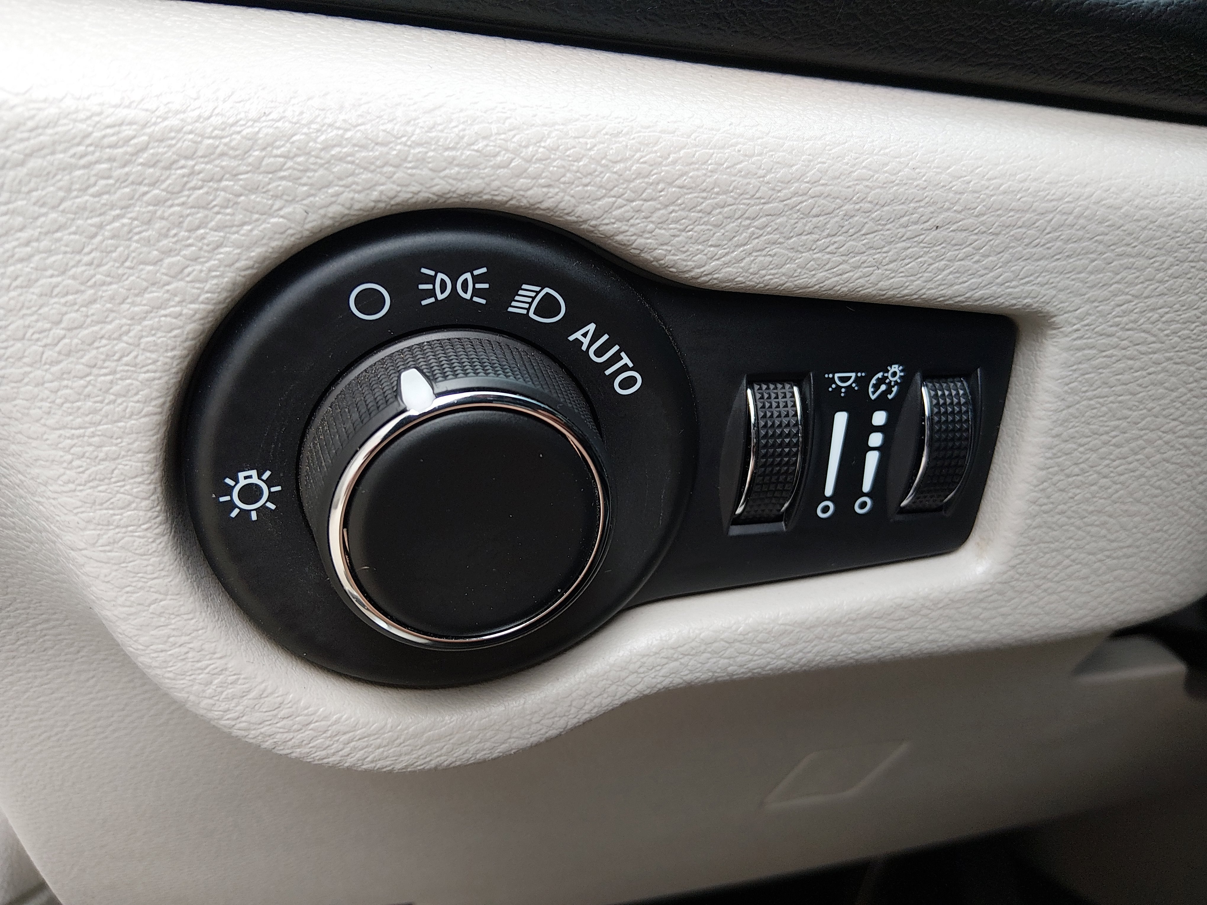 2024 Chrysler Voyager LX - Photo 25