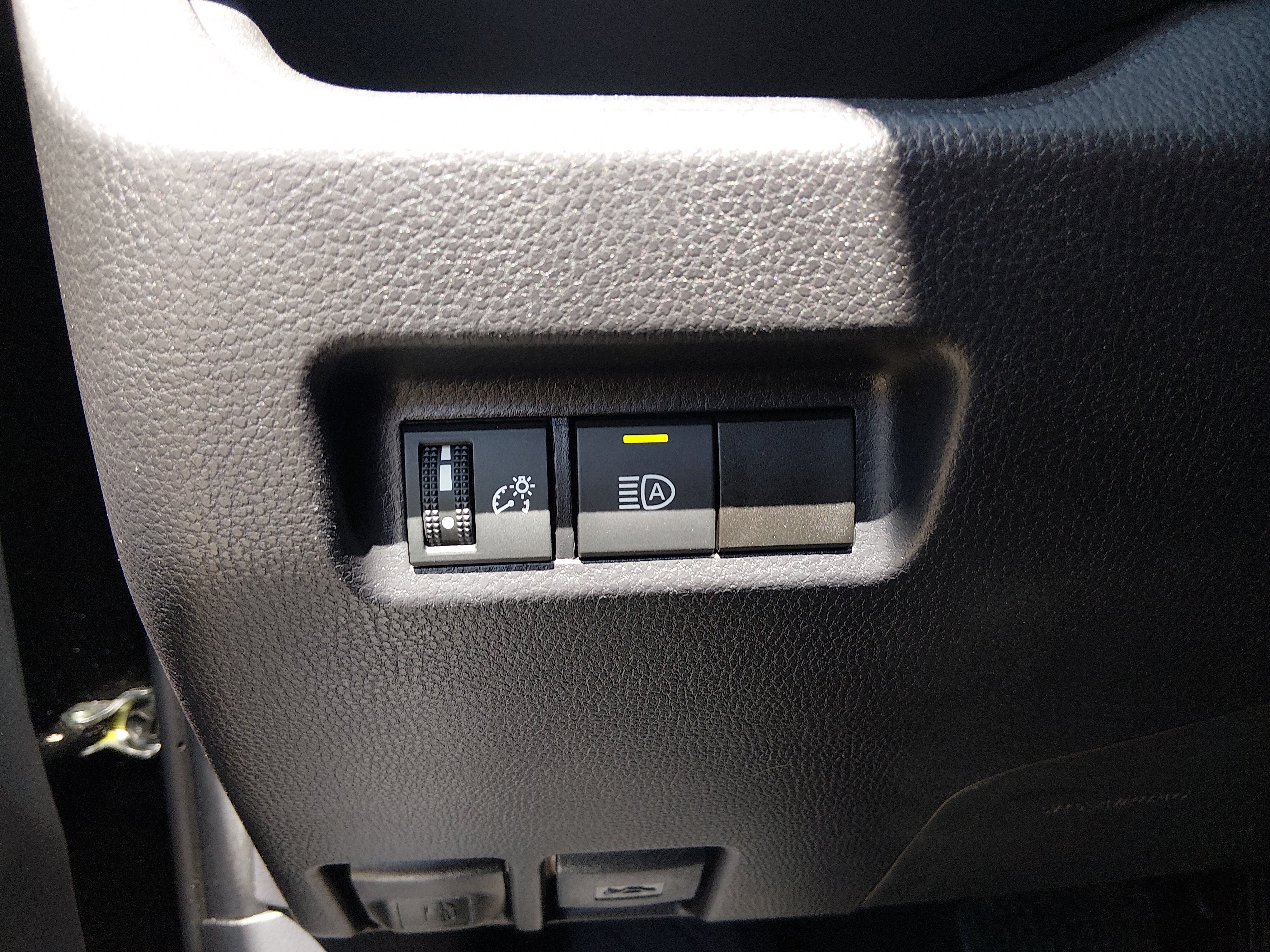 2025 Toyota RAV4 XLE - Photo 13
