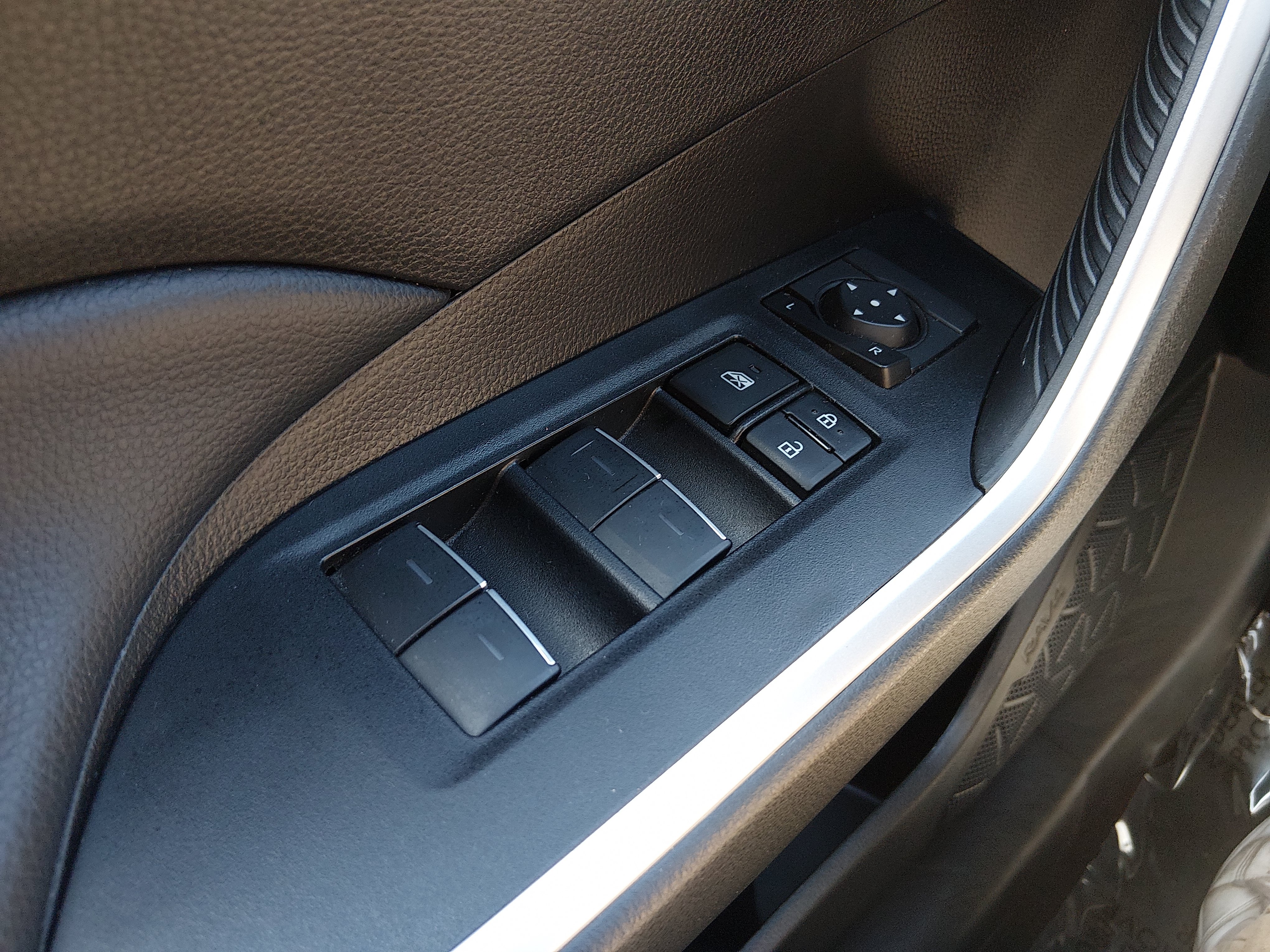 2024 Toyota RAV4 XLE - Photo 18