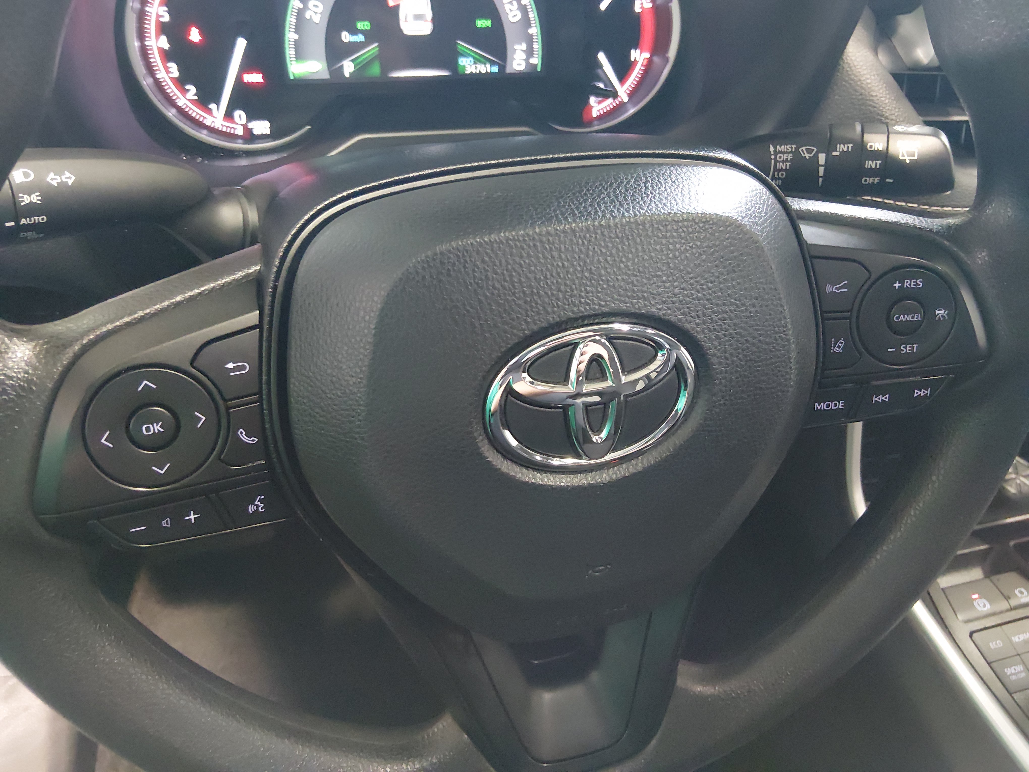 2025 Toyota RAV4 XLE - Photo 12