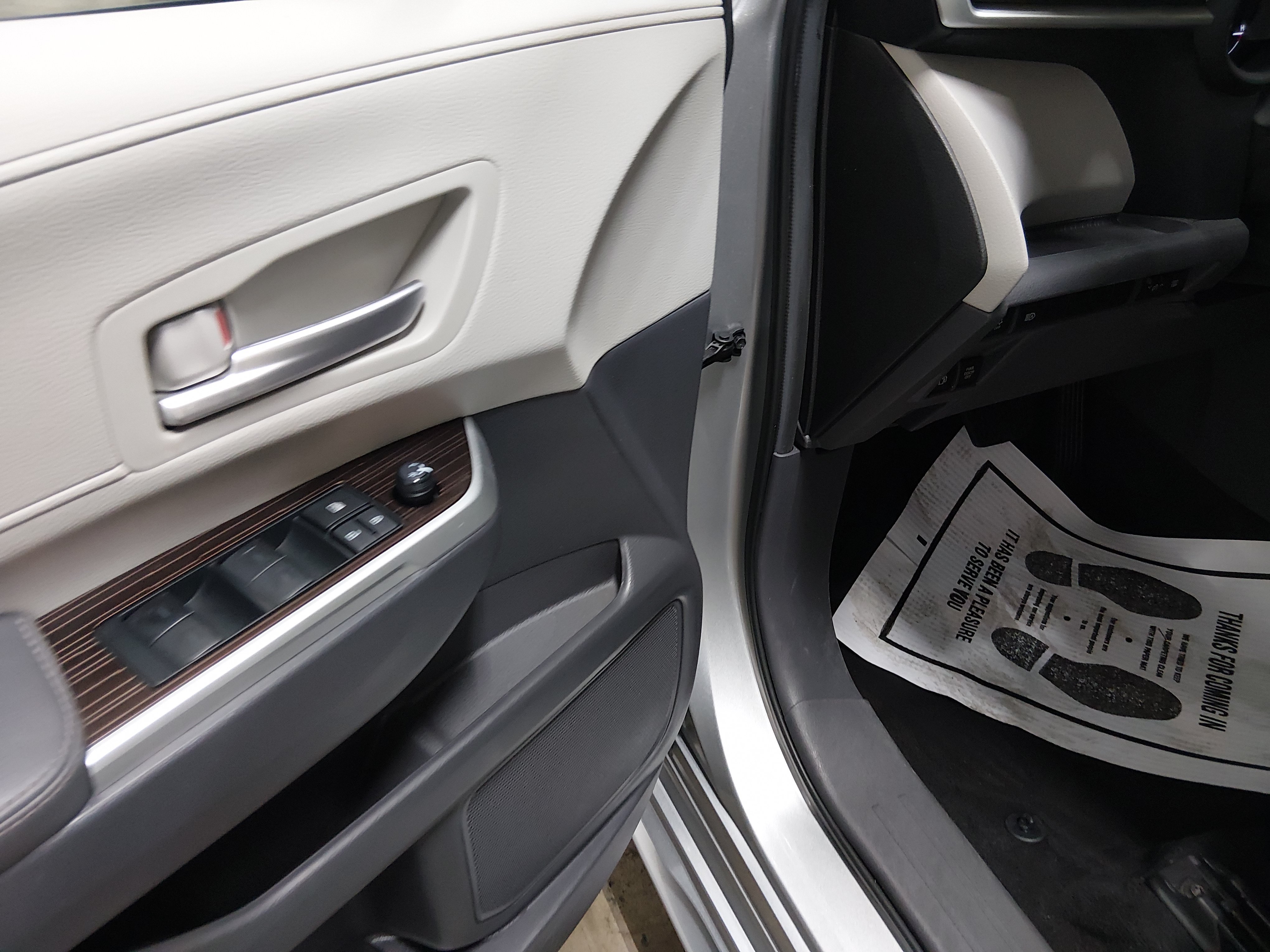 2024 Toyota Sienna XLE - Photo 13