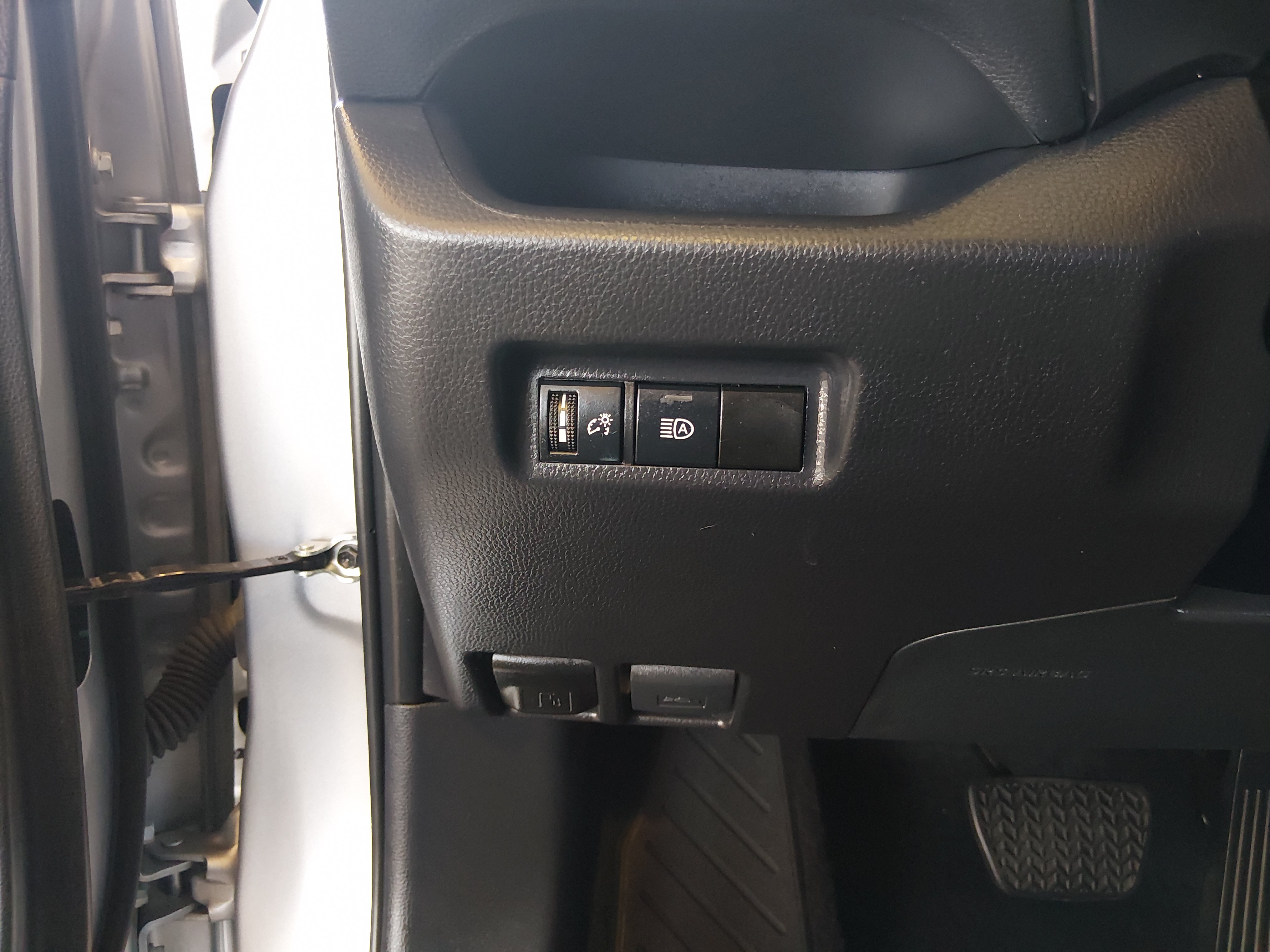 2025 Toyota RAV4 XLE - Photo 13