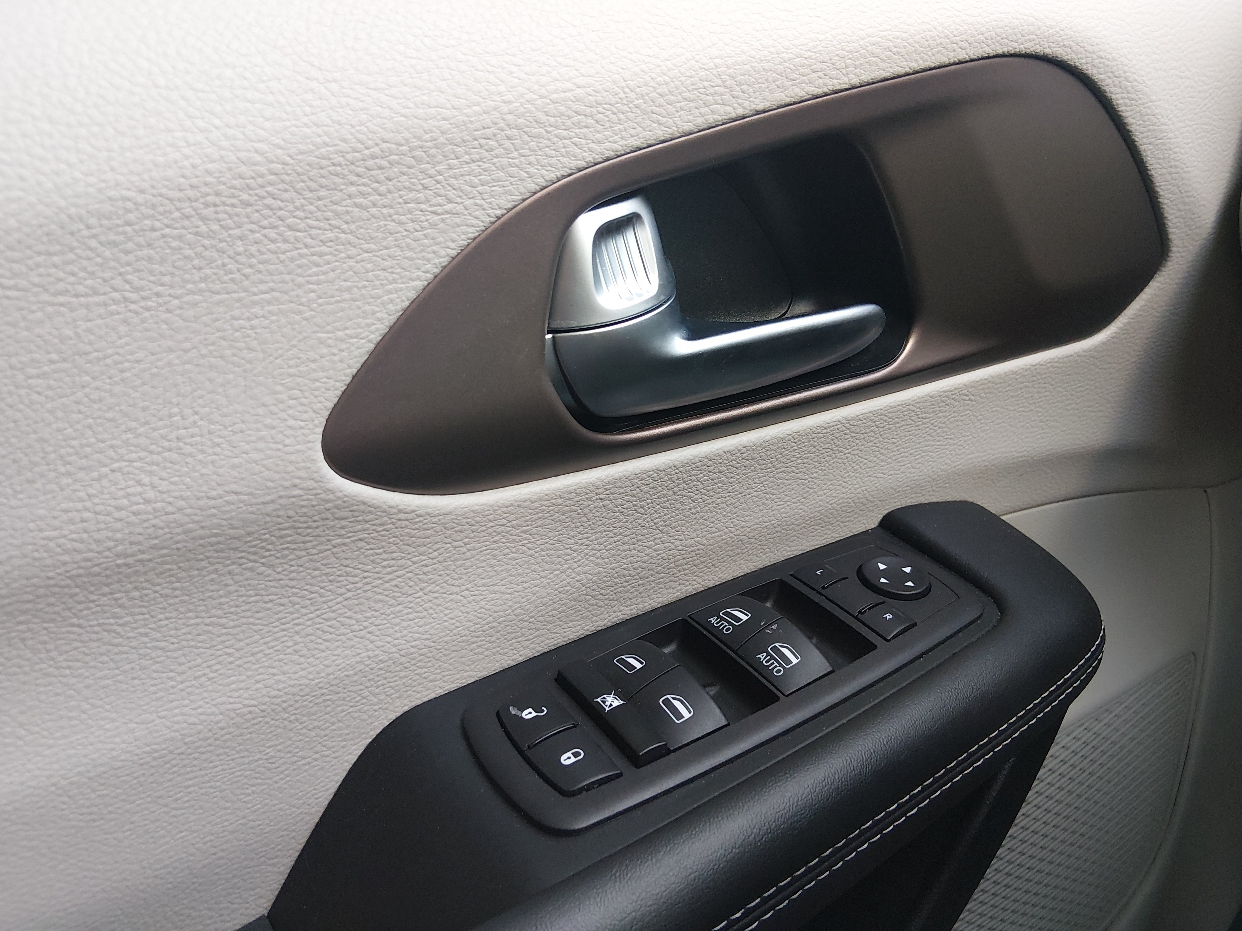 2023 Chrysler Voyager LX - Photo 19