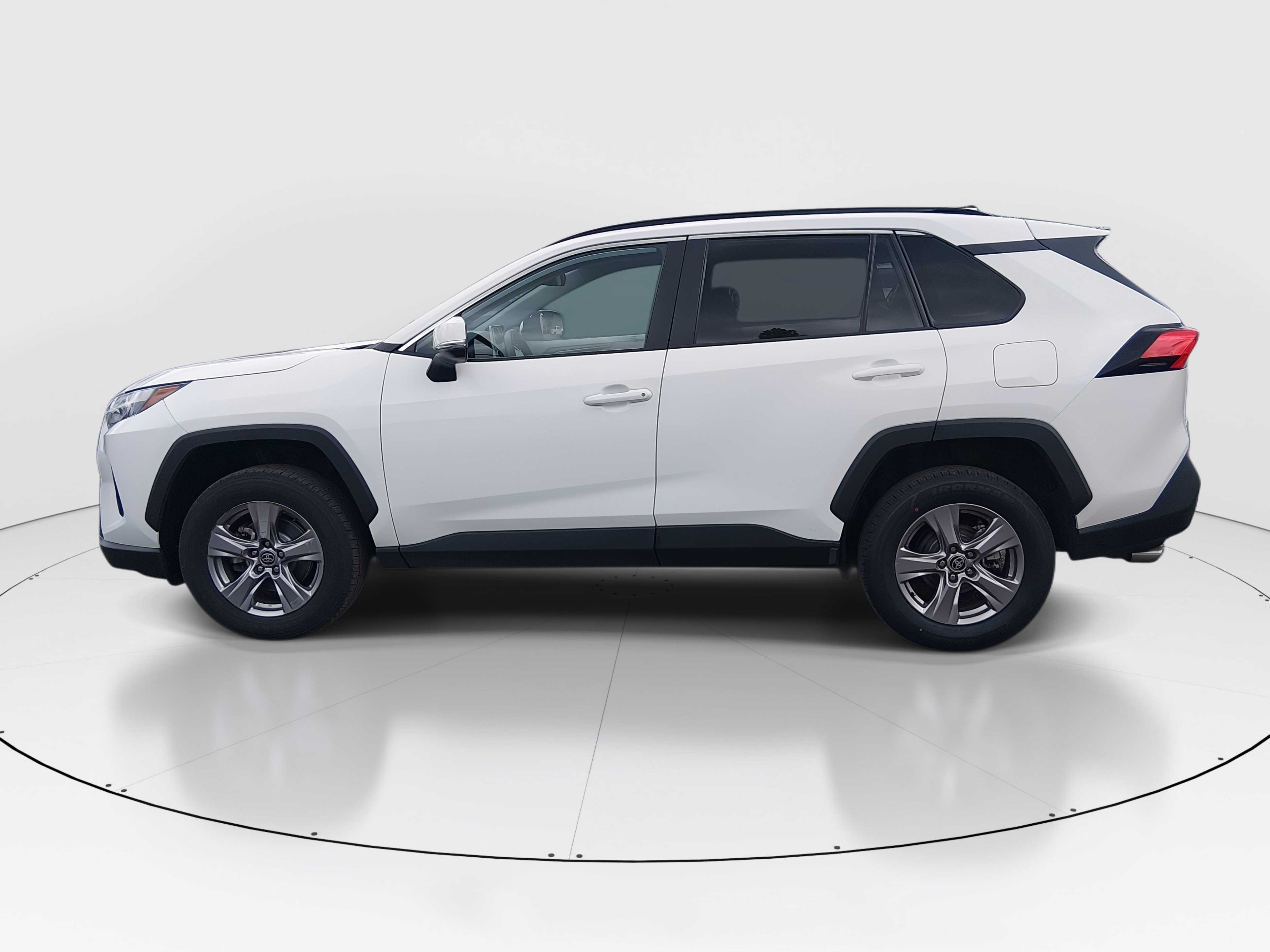2024 Toyota RAV4 XLE - Photo 4