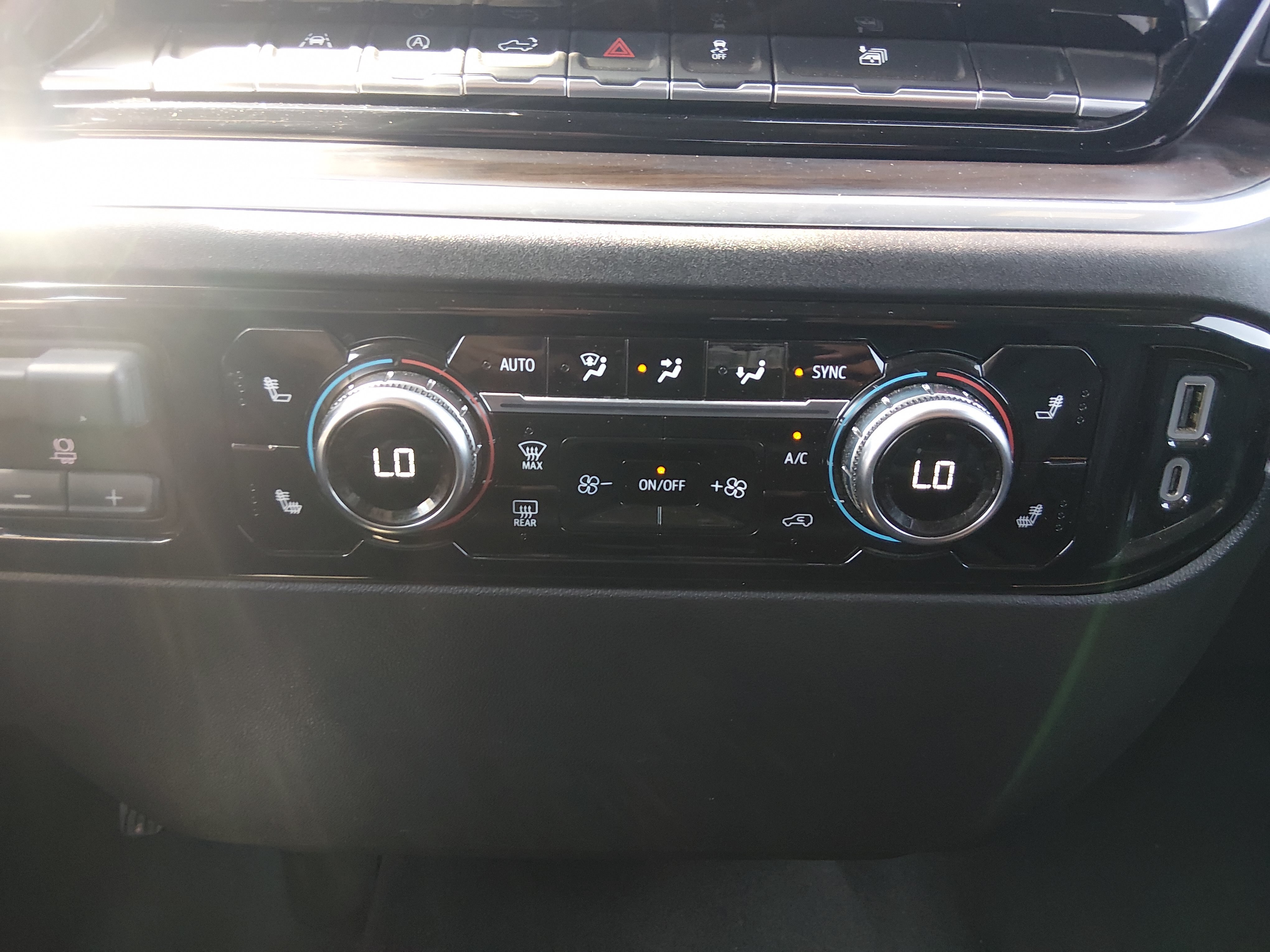 2025 GMC Sierra 1500 SLT - Photo 18