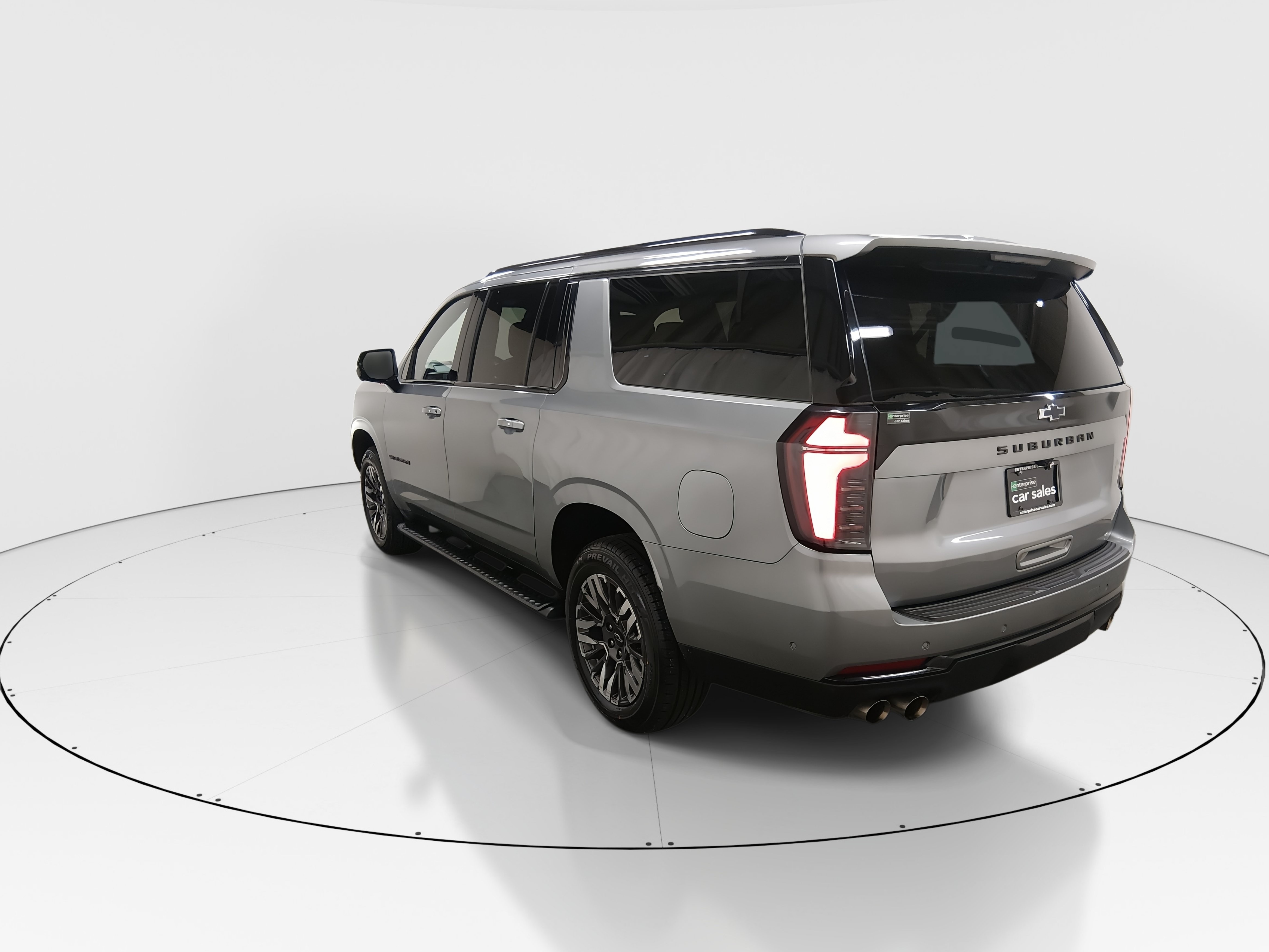 2025 Chevrolet Suburban Z71 - Photo 5