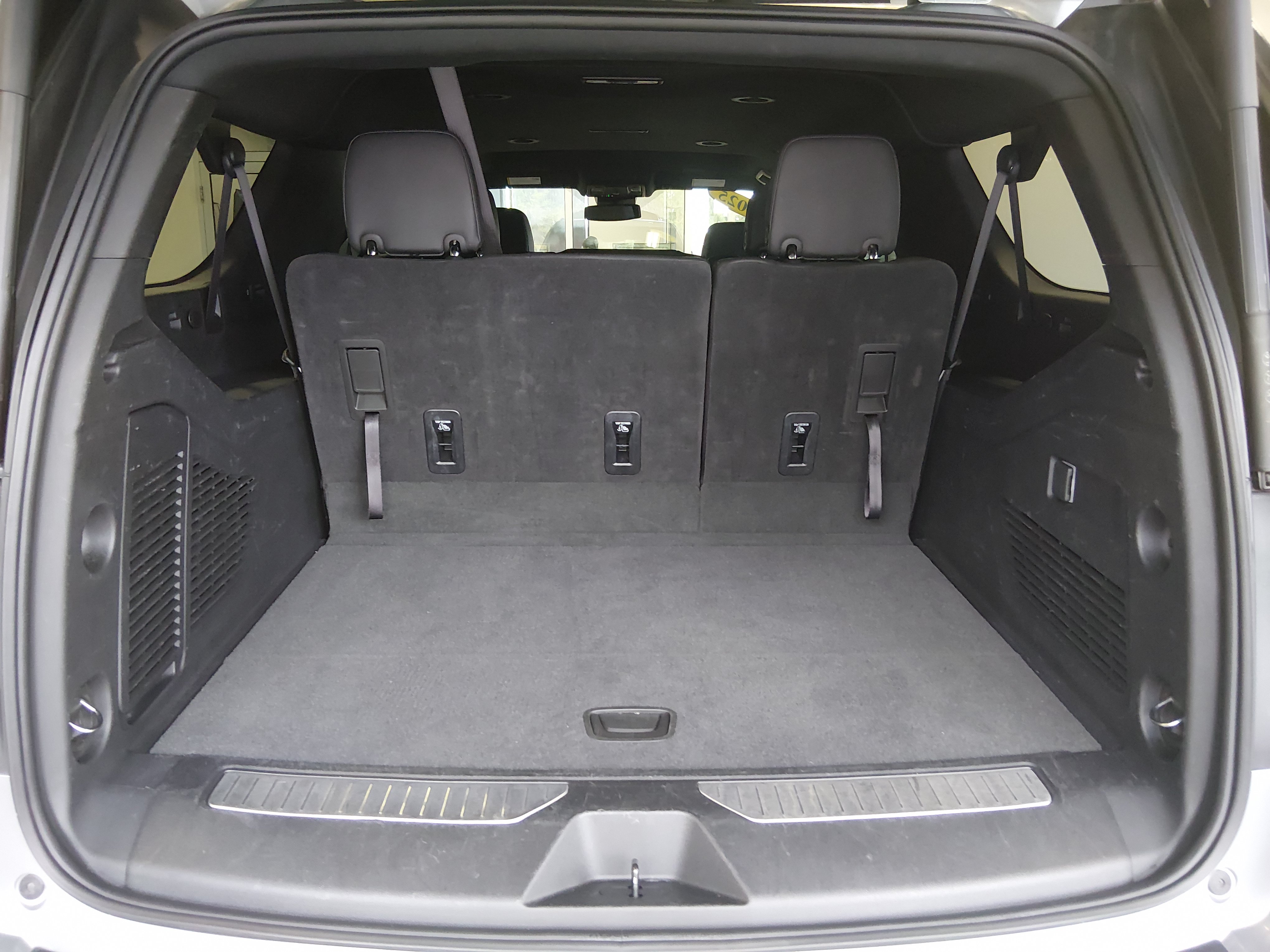 2025 Chevrolet Suburban Z71 - Photo 11