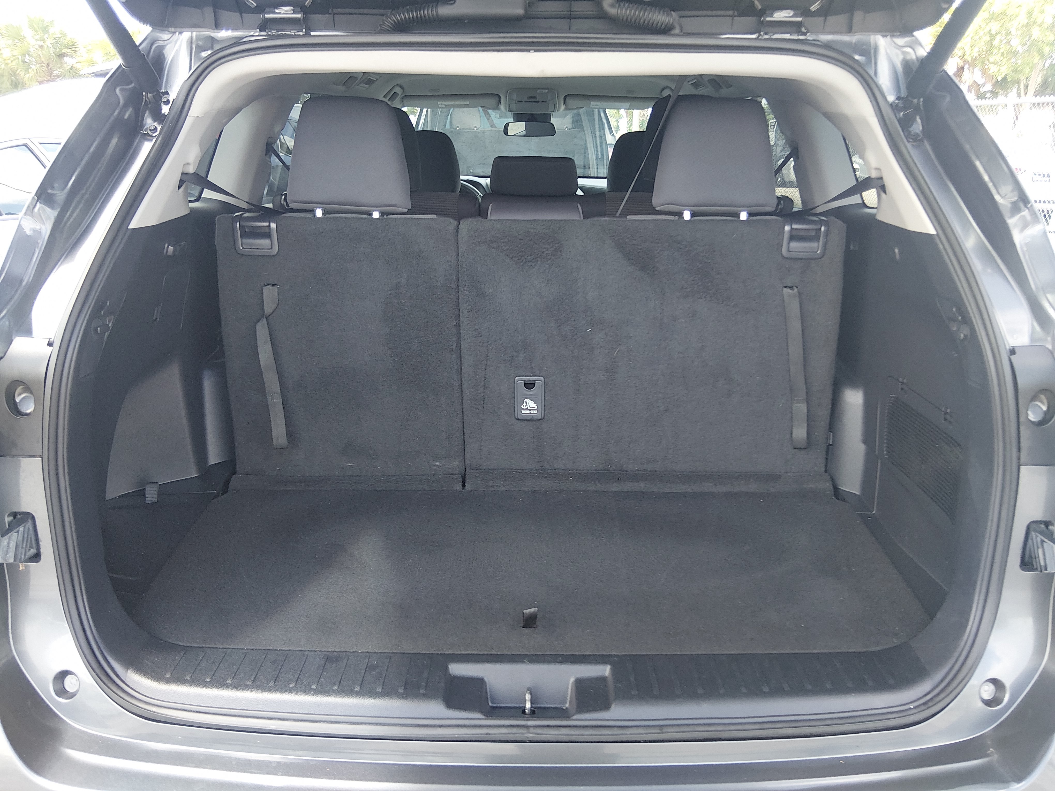 2025 Toyota Highlander LE - Photo 11