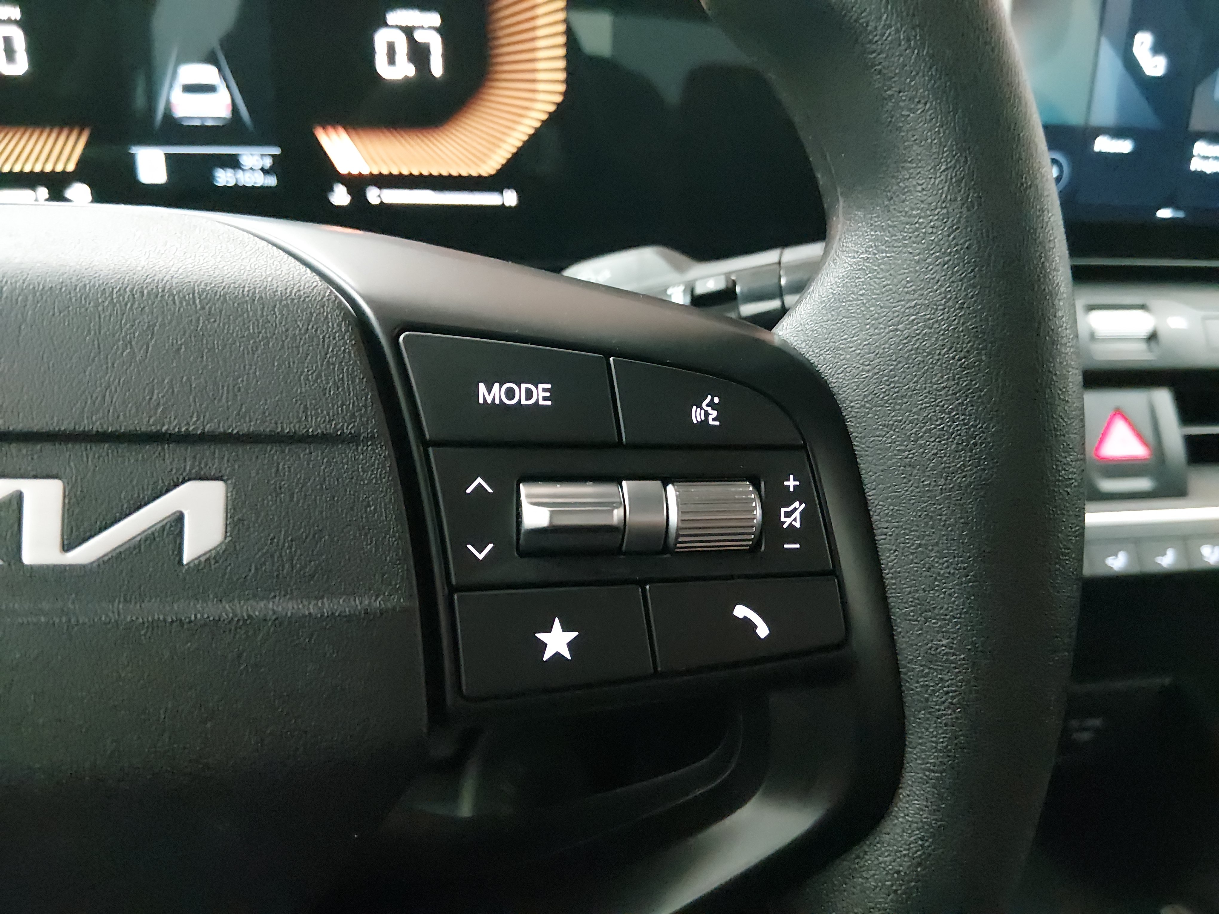 2025 Kia K4 LXS - Photo 17