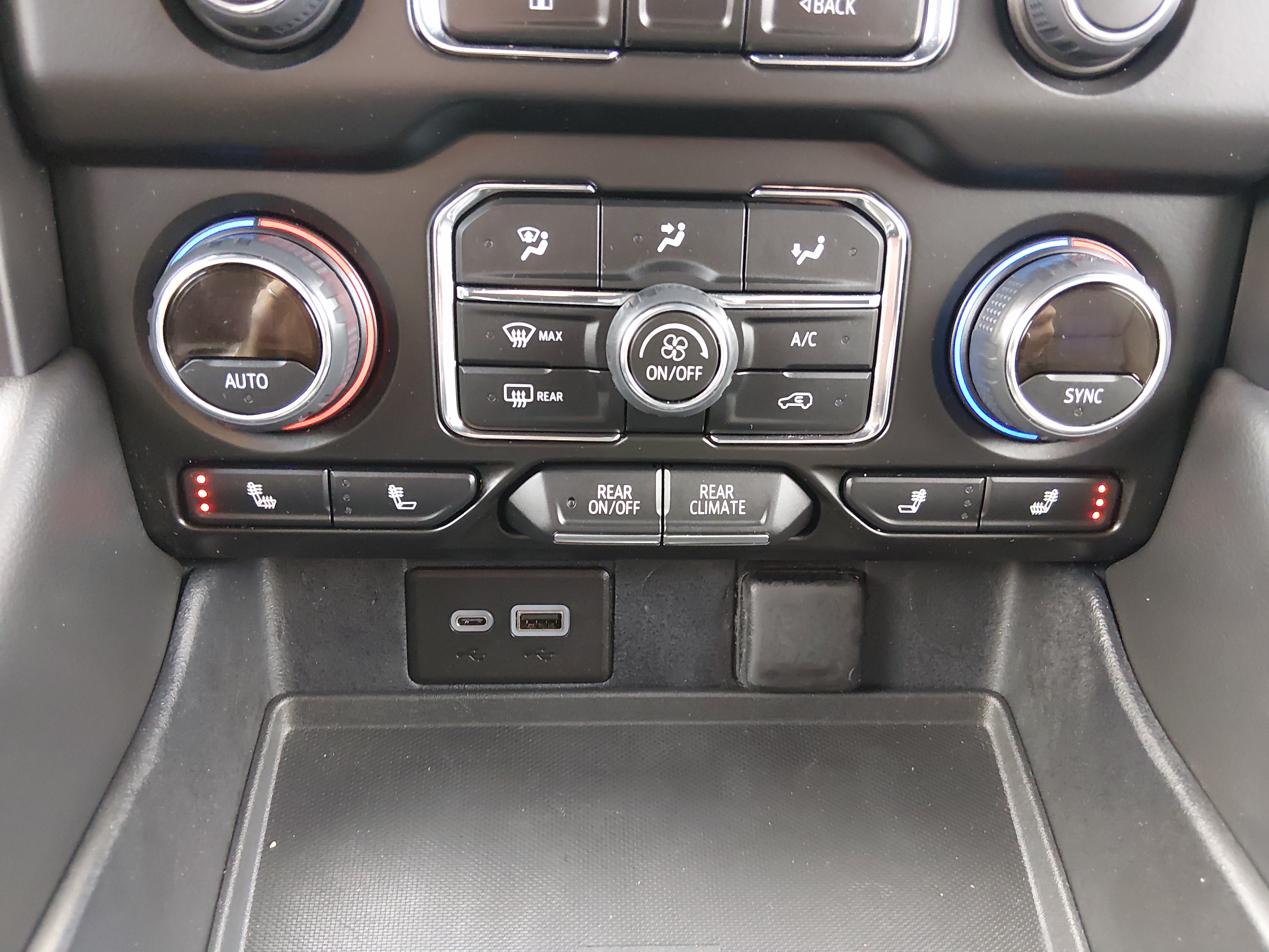 2024 Chevrolet Suburban RST - Photo 17