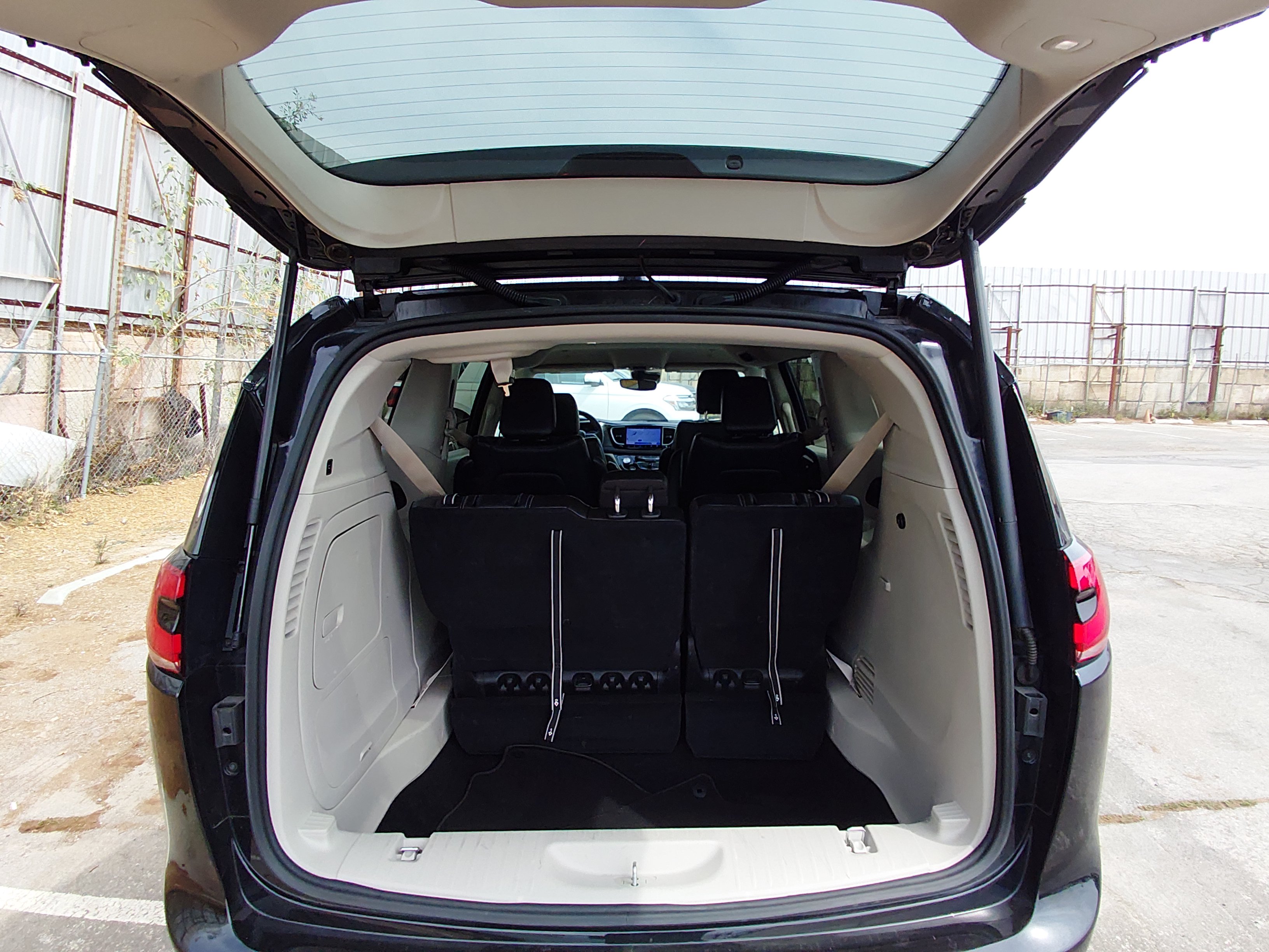 2023 Chrysler Pacifica Hybrid Touring L - Photo 11