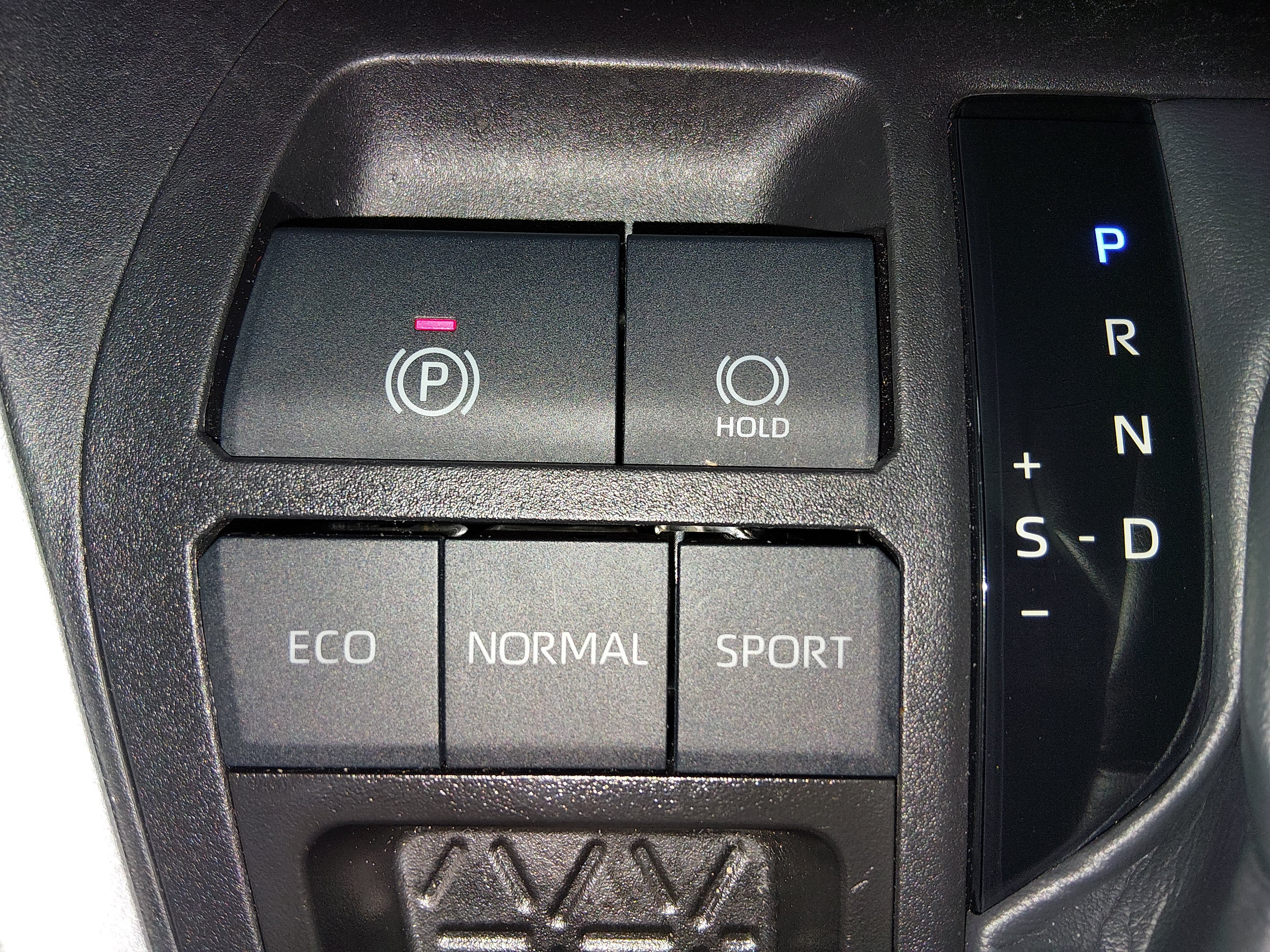 2025 Toyota RAV4 XLE - Photo 18