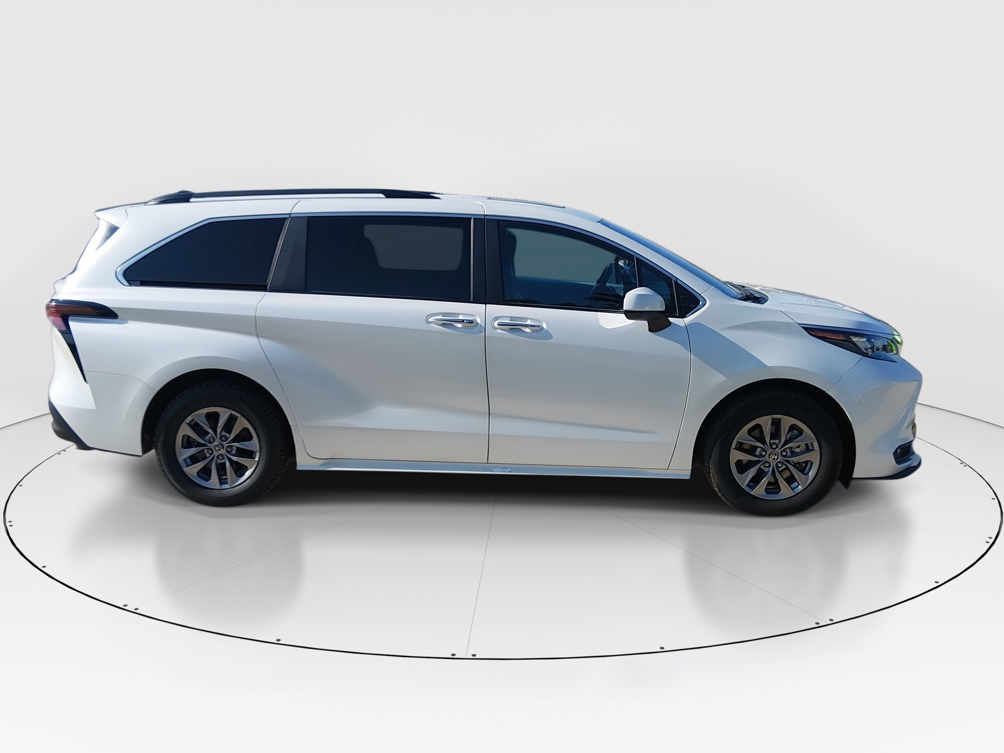 2025 Toyota Sienna XLE - Photo 8