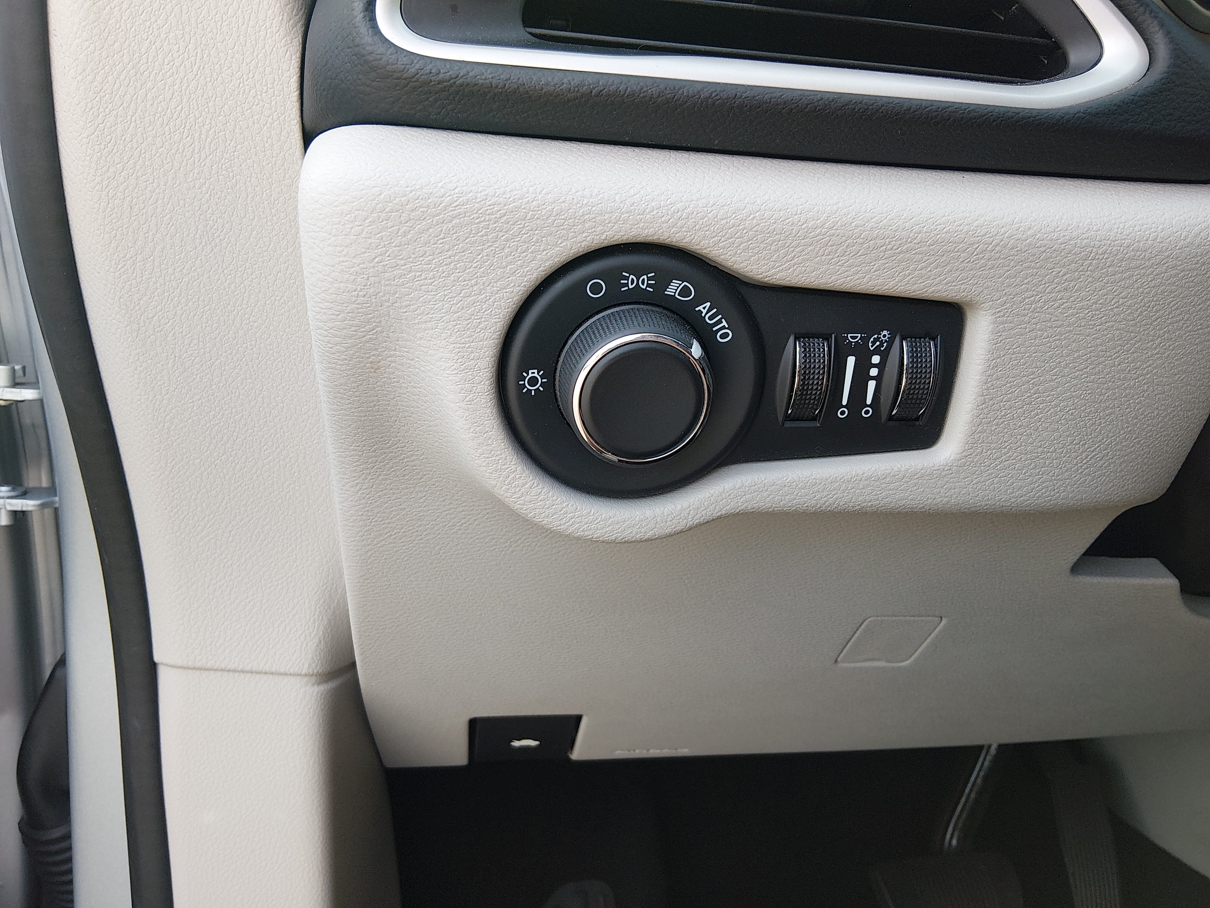 2023 Chrysler Voyager LX - Photo 13