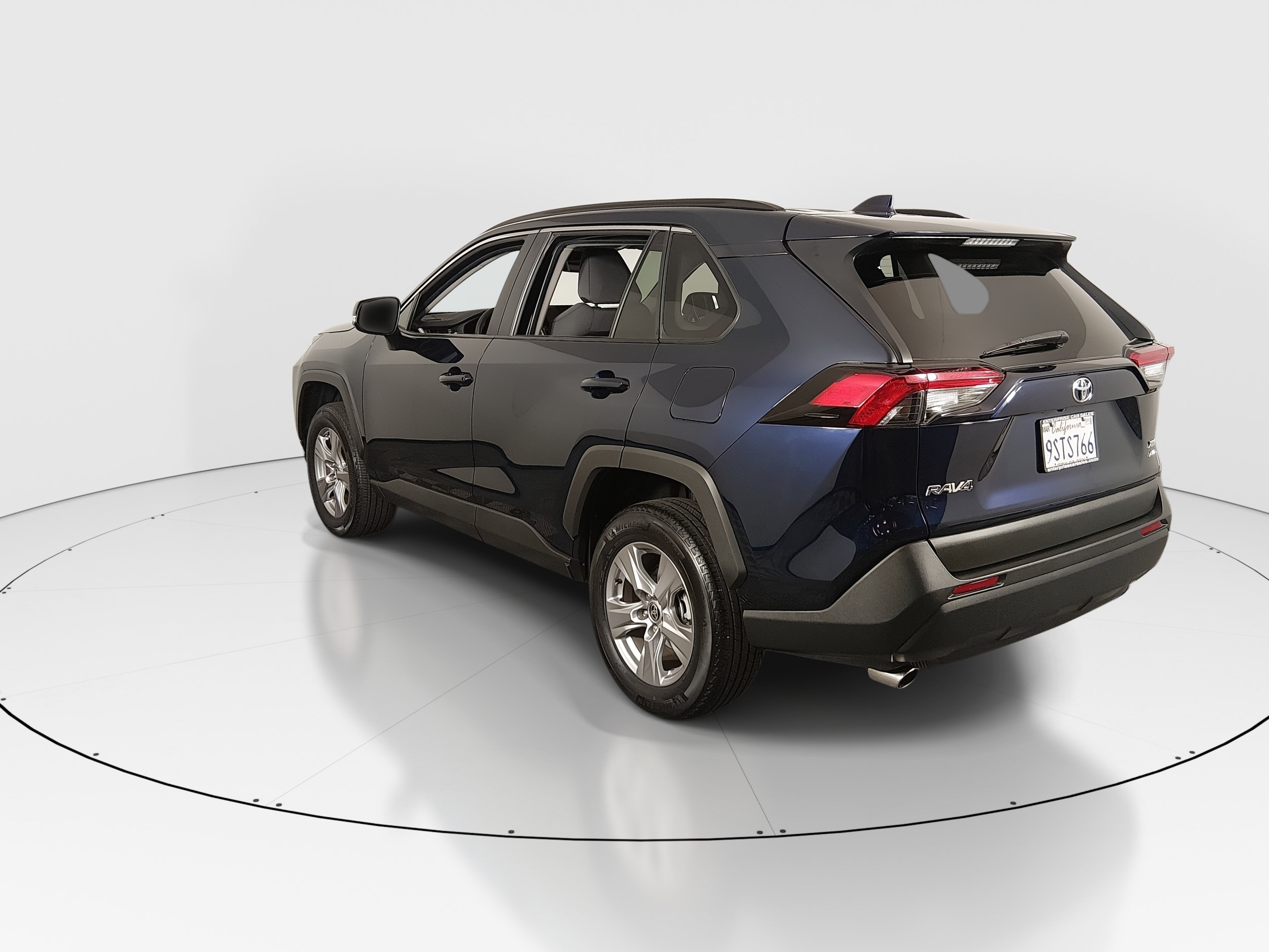 2025 Toyota RAV4 XLE - Photo 5