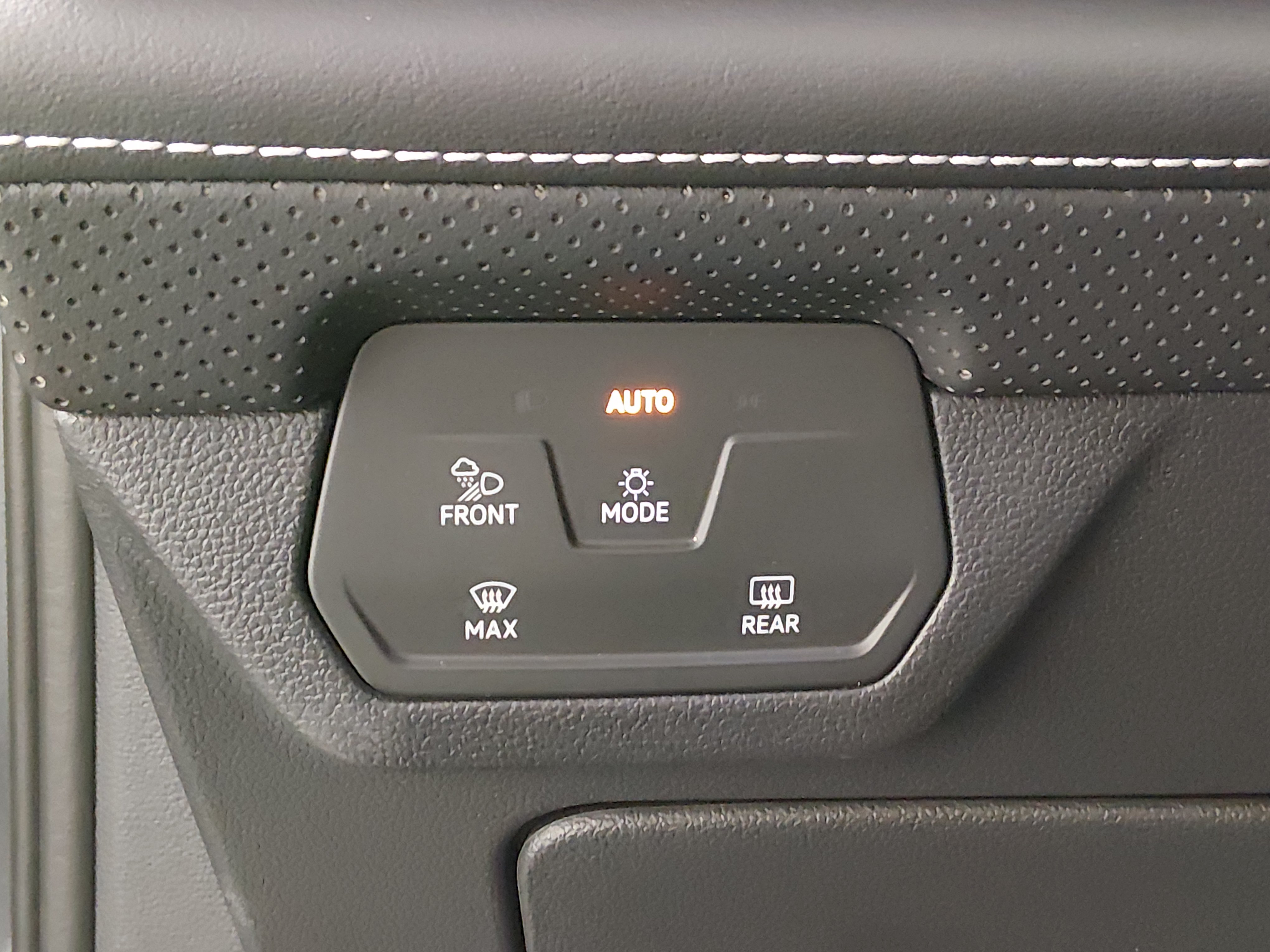 2024 Volkswagen Atlas Cross Sport SE w/Tech - Photo 13