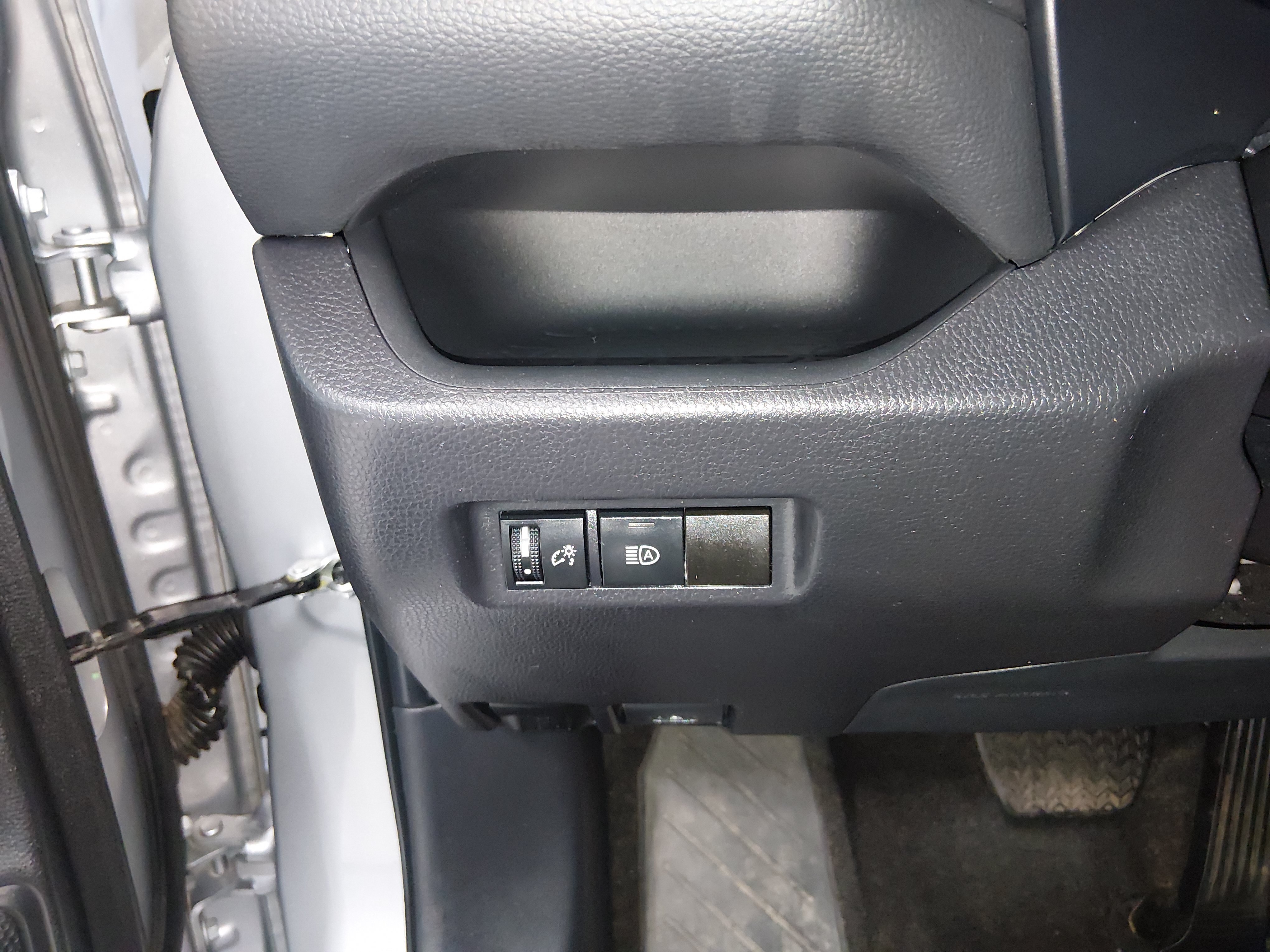 2025 Toyota RAV4 XLE - Photo 13