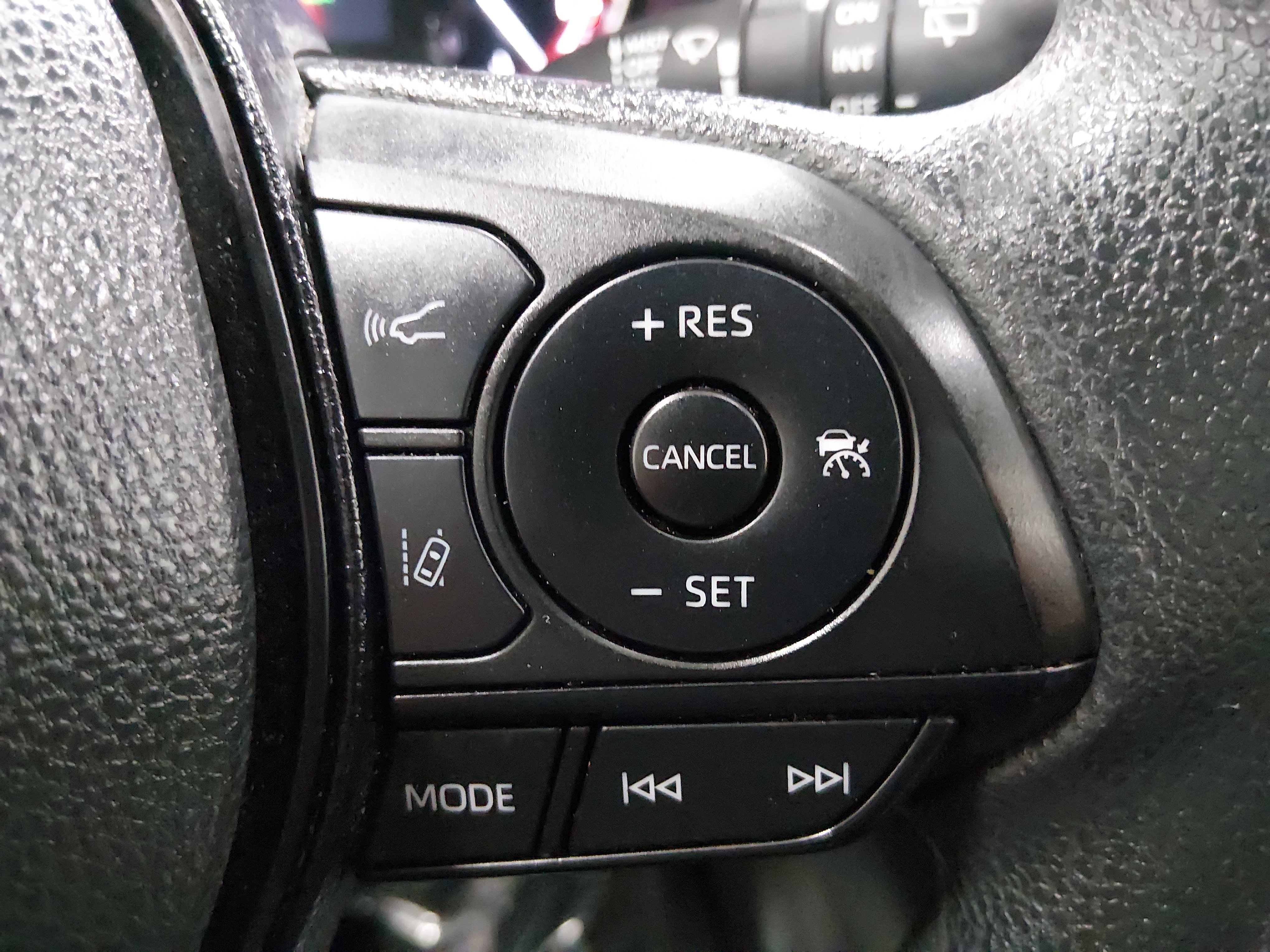 2024 Toyota RAV4 XLE - Photo 18