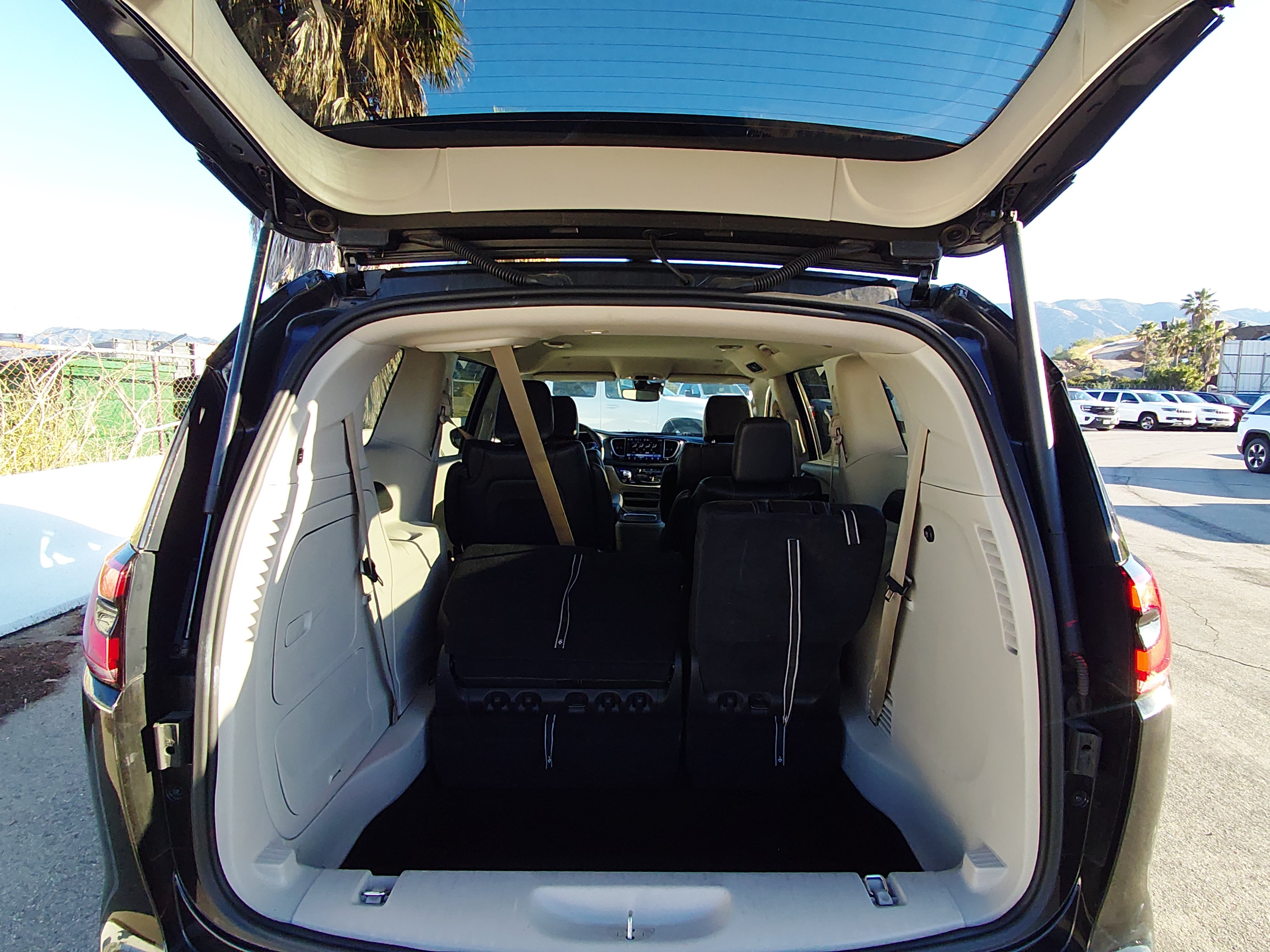 2023 Chrysler Pacifica Hybrid Touring L - Photo 11
