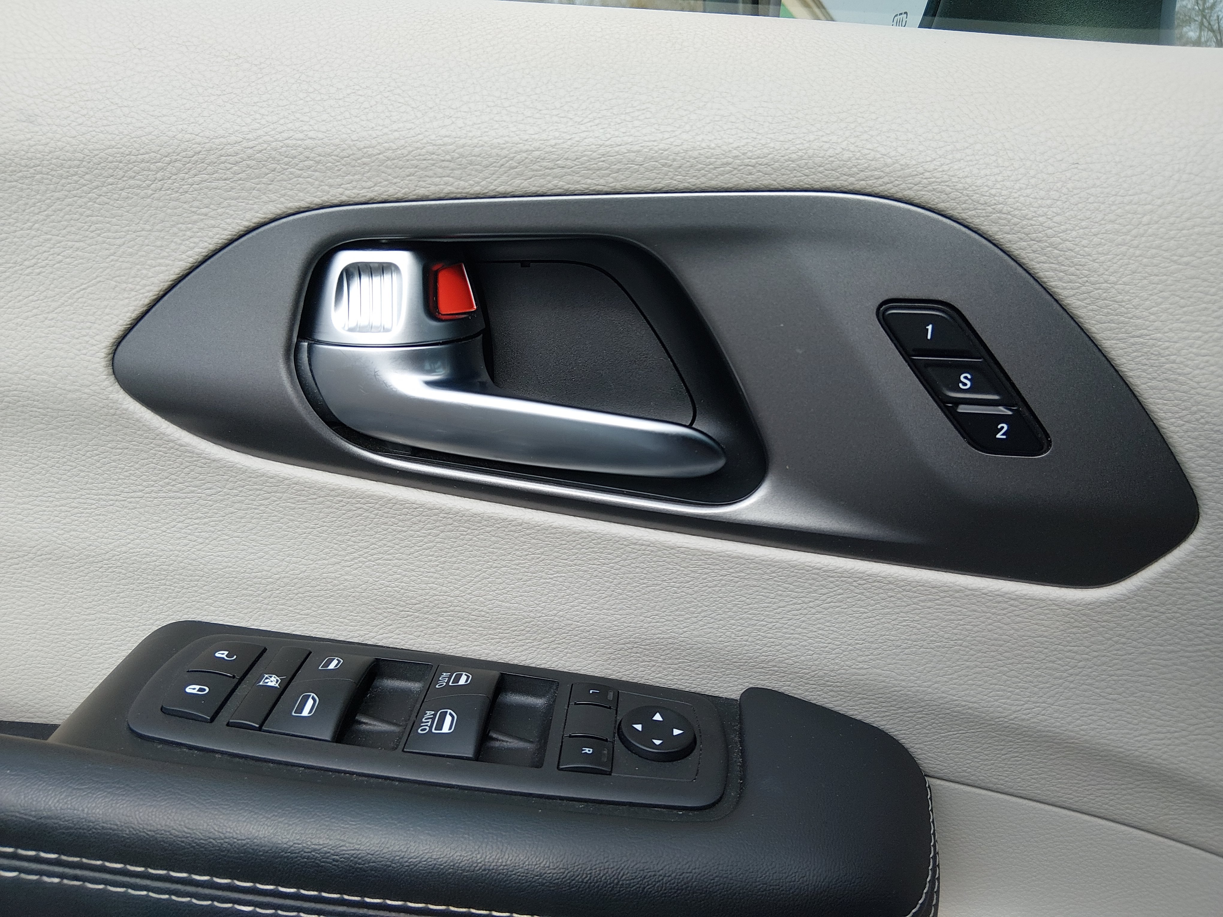 2023 Chrysler Pacifica Hybrid Touring L - Photo 19