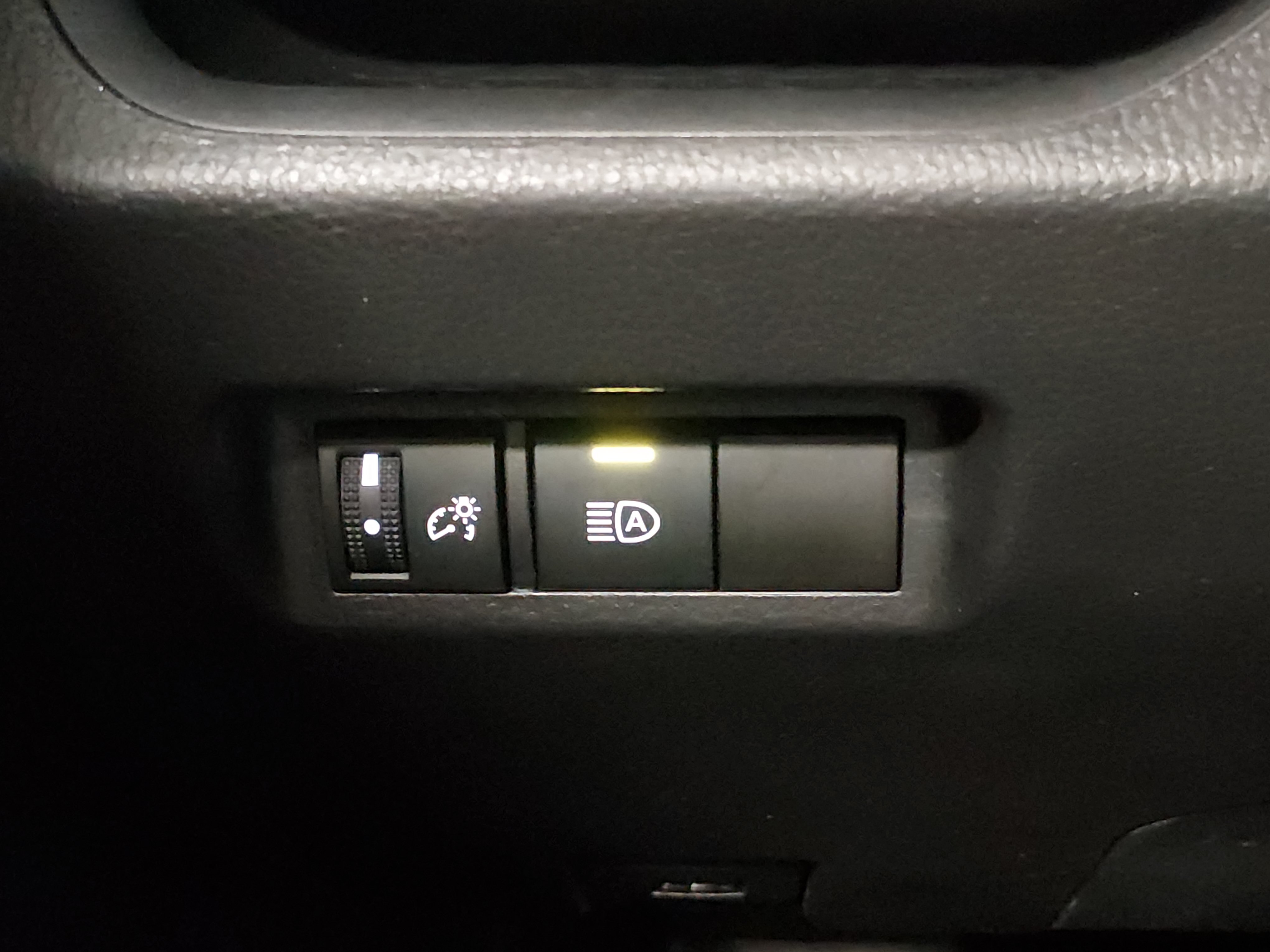 2025 Toyota RAV4 XLE - Photo 13