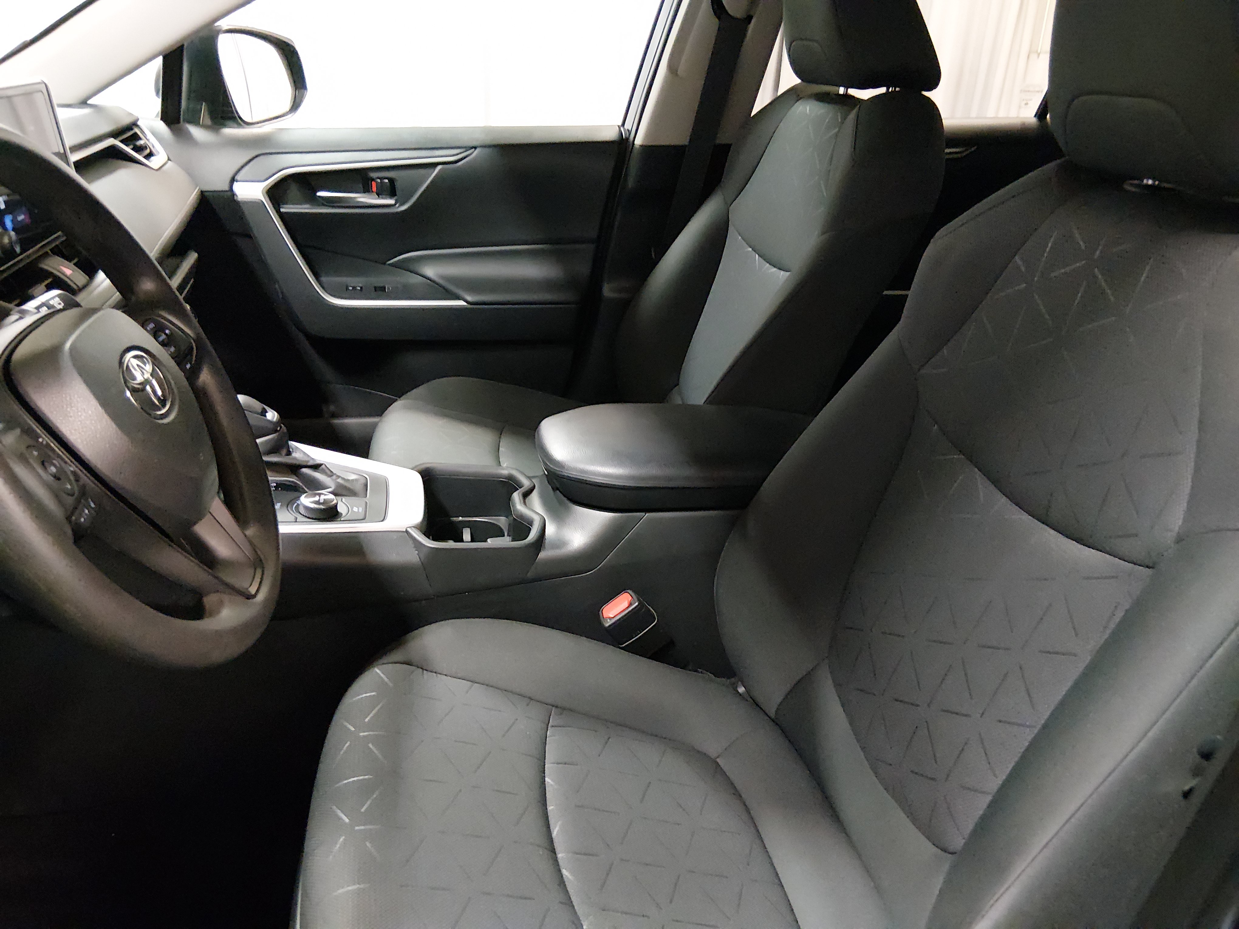 2024 Toyota RAV4 XLE - Photo 23