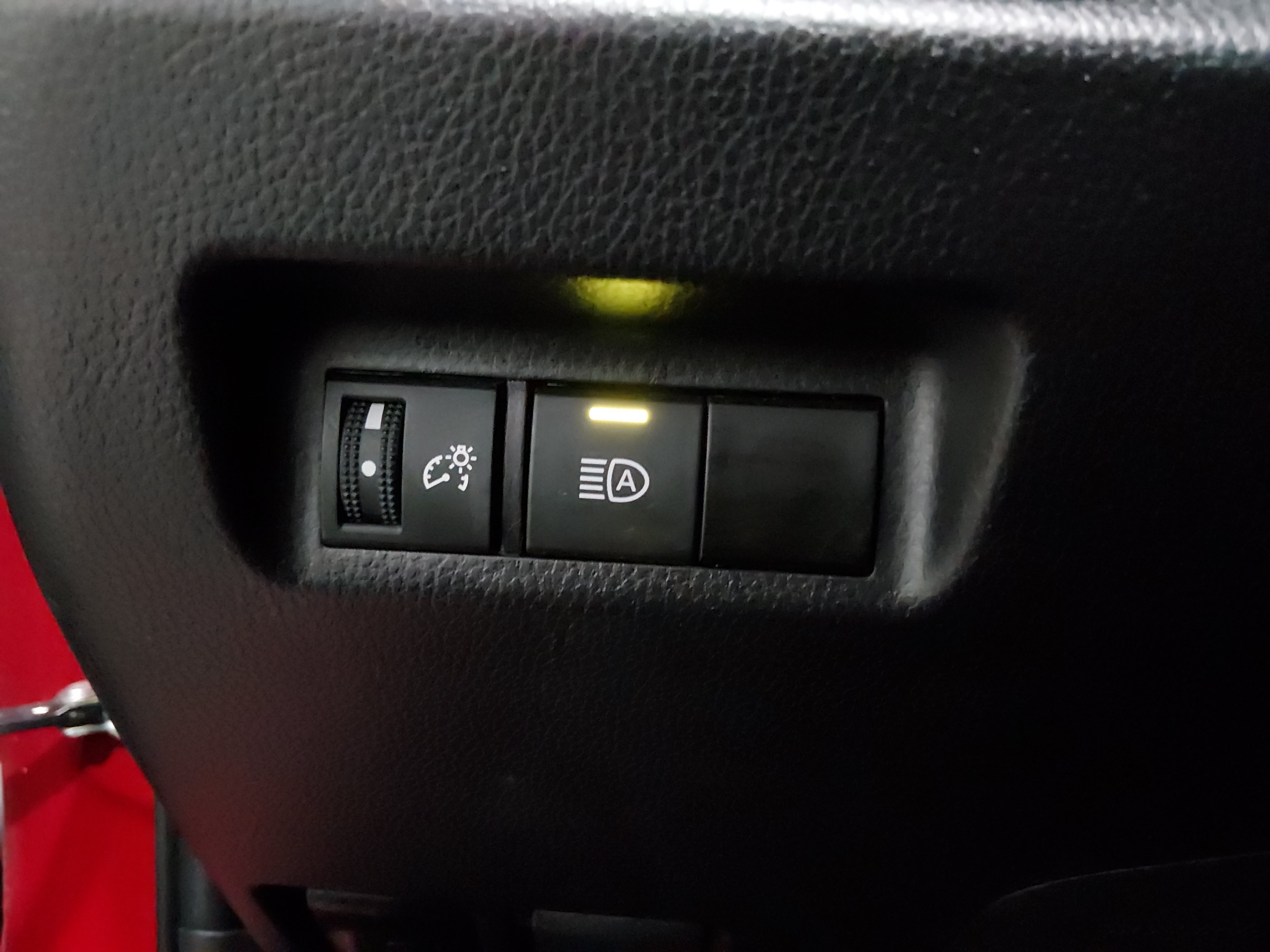 2025 Toyota RAV4 XLE - Photo 13