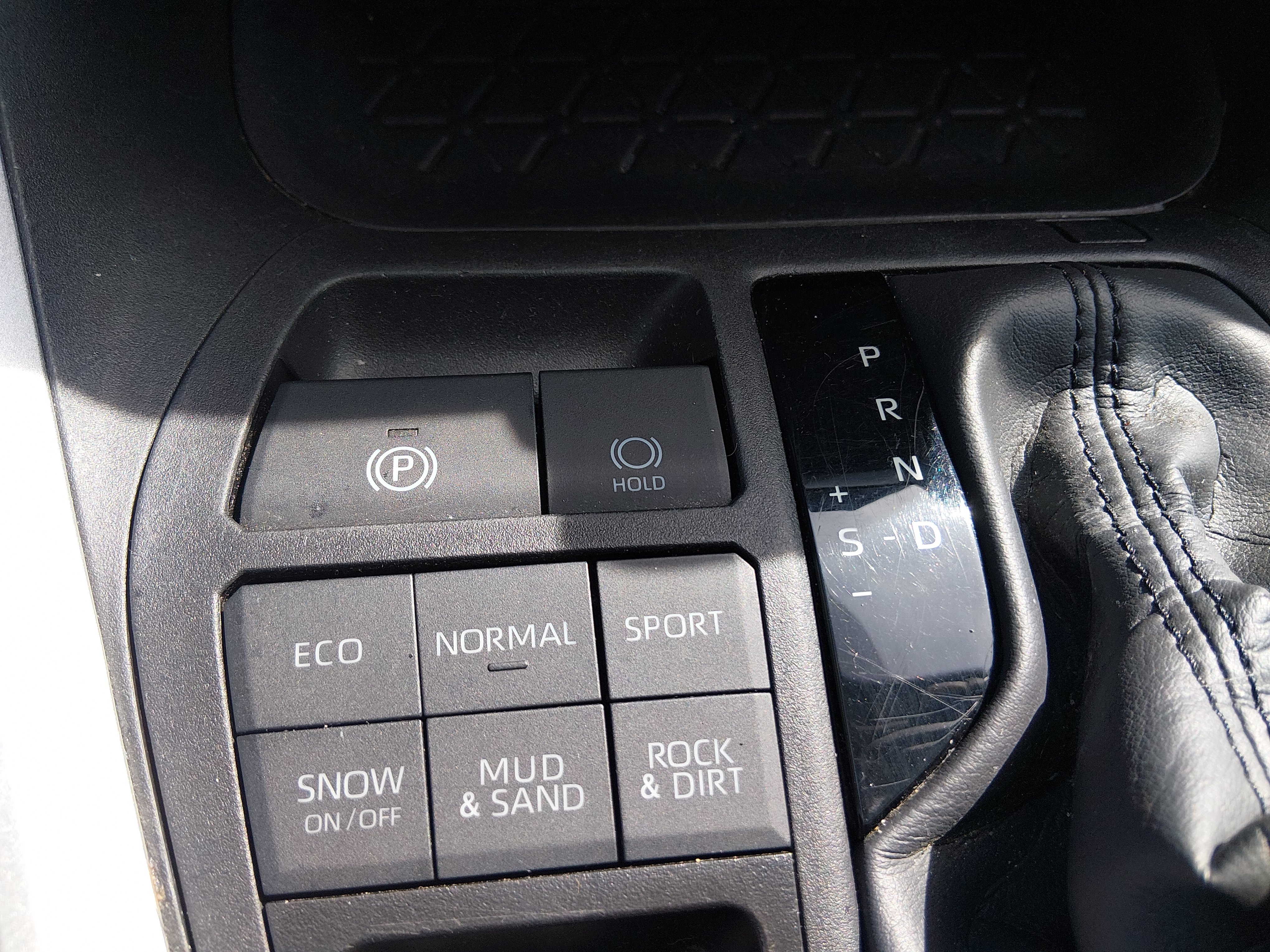 2024 Toyota RAV4 XLE - Photo 17