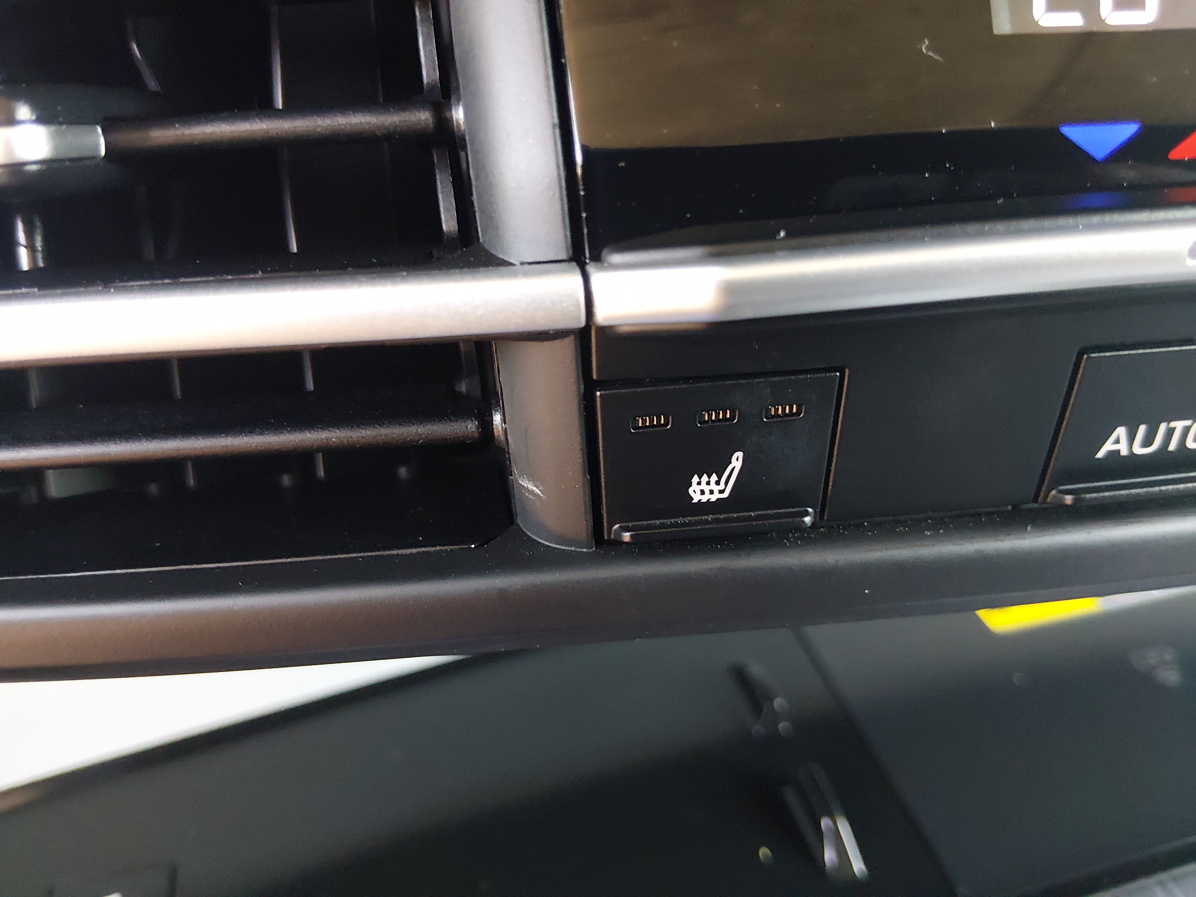 2025 Toyota Sienna XLE - Photo 18