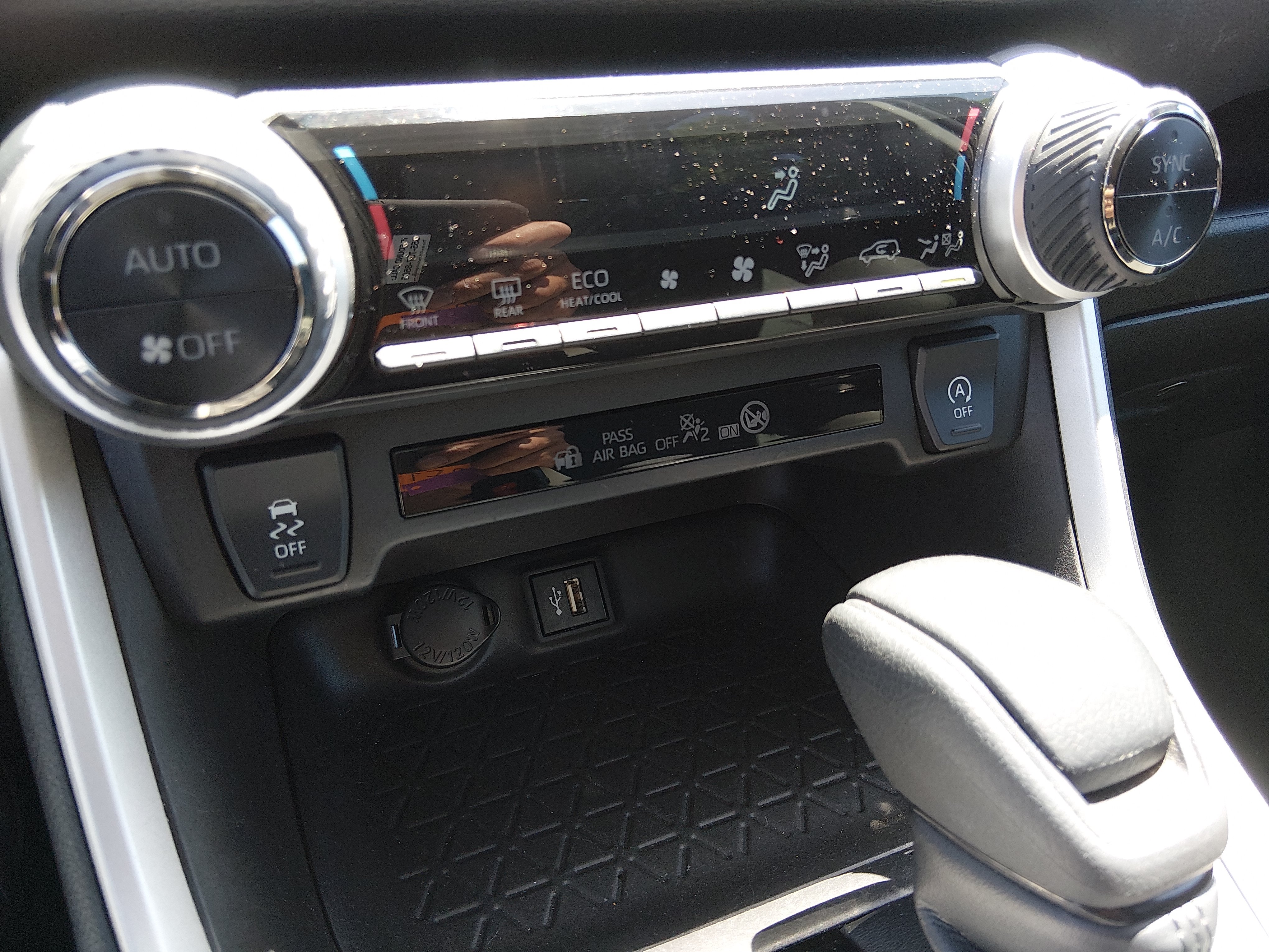 2023 Toyota RAV4 XLE - Photo 13