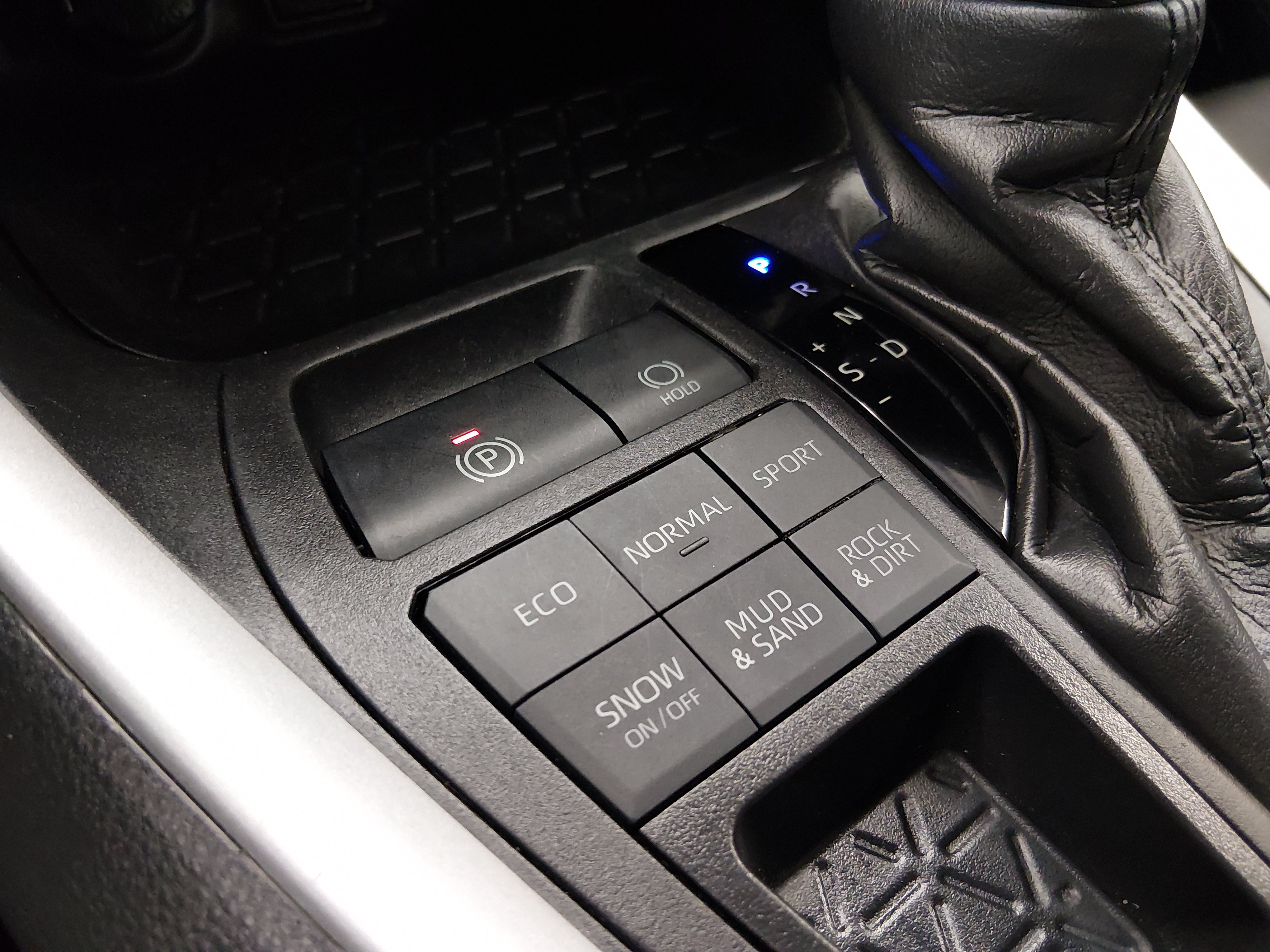 2024 Toyota RAV4 XLE - Photo 18